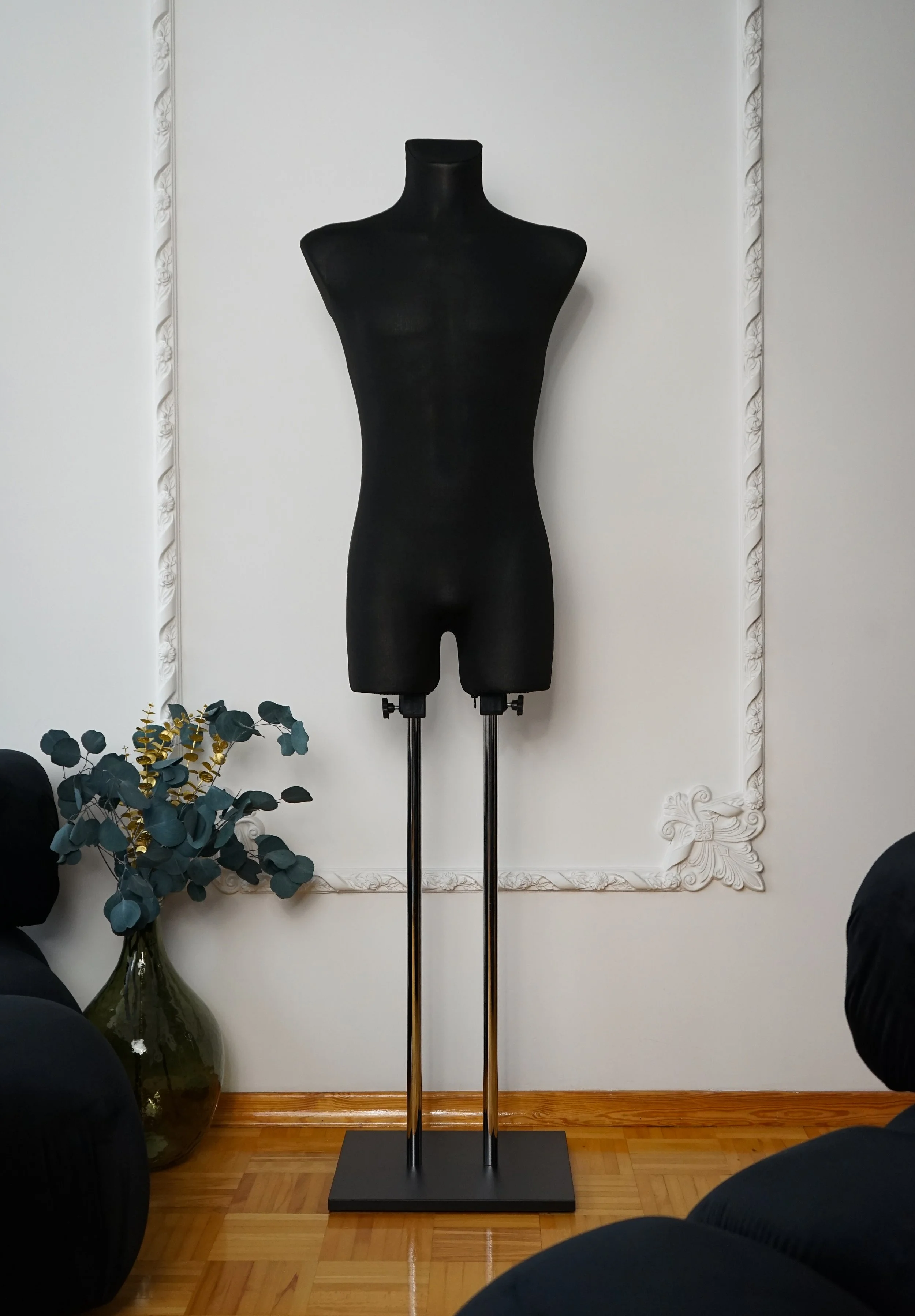 Schneiderpuppe Herren,  Männliche Schneiderbüste mit schwarzem Überzug, Holzplatte