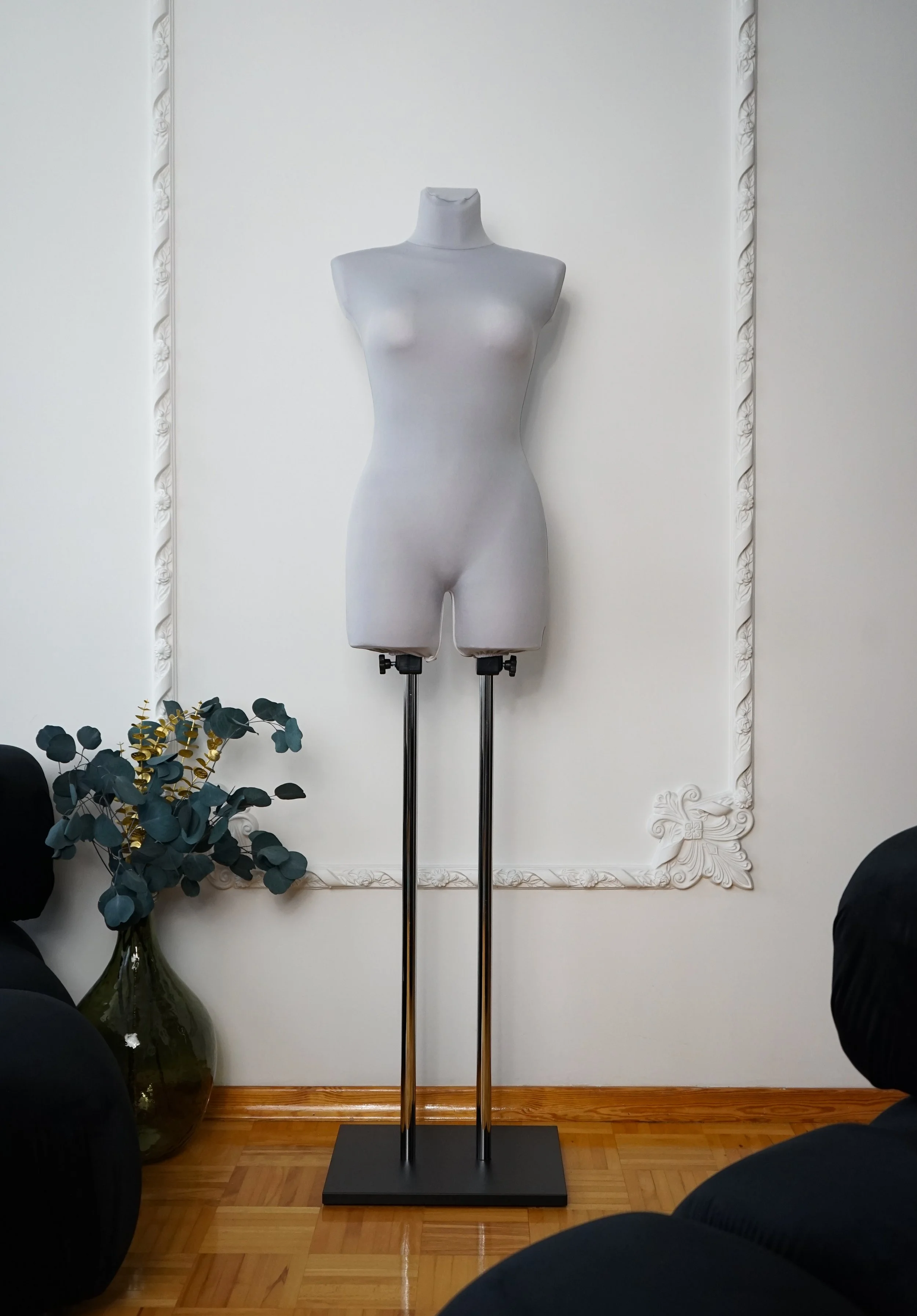 Schneiderpuppe Damen,  Weibliche Schneiderbüste mit grauem Überzug, Holzplatte