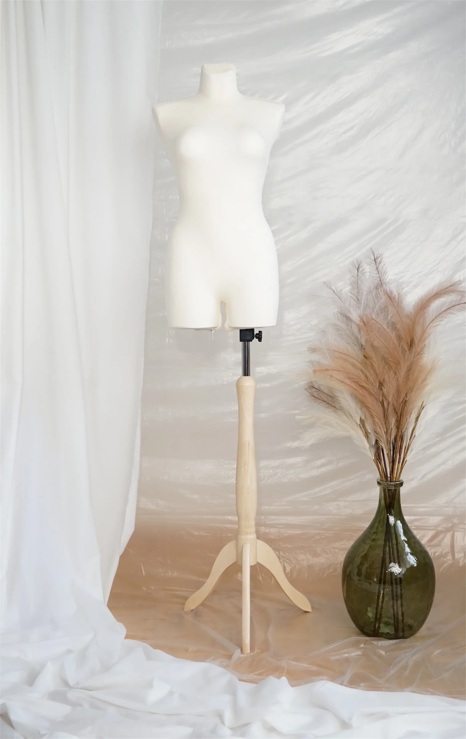 Schneiderpuppe Damen,  Weibliche Schneiderbüste mit dem Überzug in Farbe cream, Holzdreibein