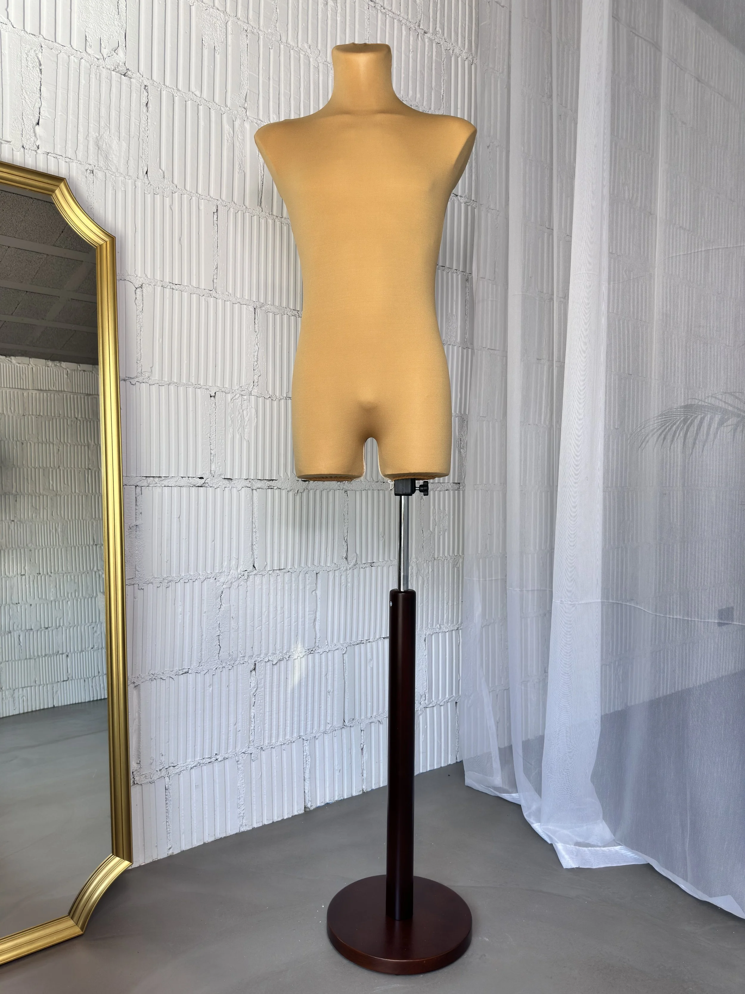 Schneiderpuppe Herren,  Männliche Schneiderbüste mit beigem Überzug, Holzteller