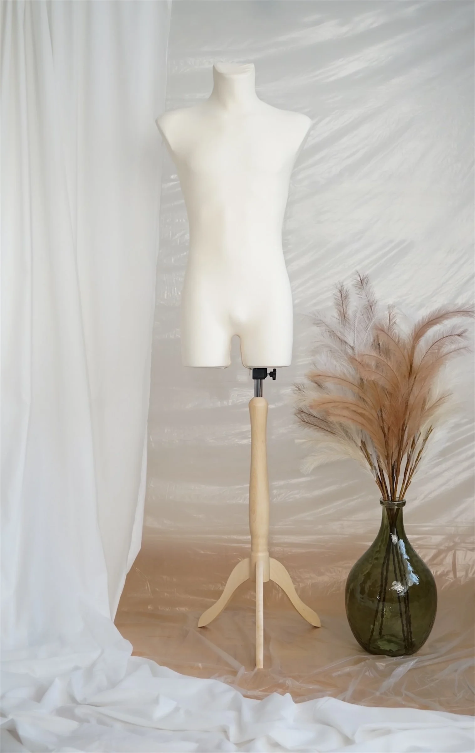 Schneiderpuppe Herren,  Männliche Schneiderbüste mit Überzug in Farbe cream, Holzdreibein