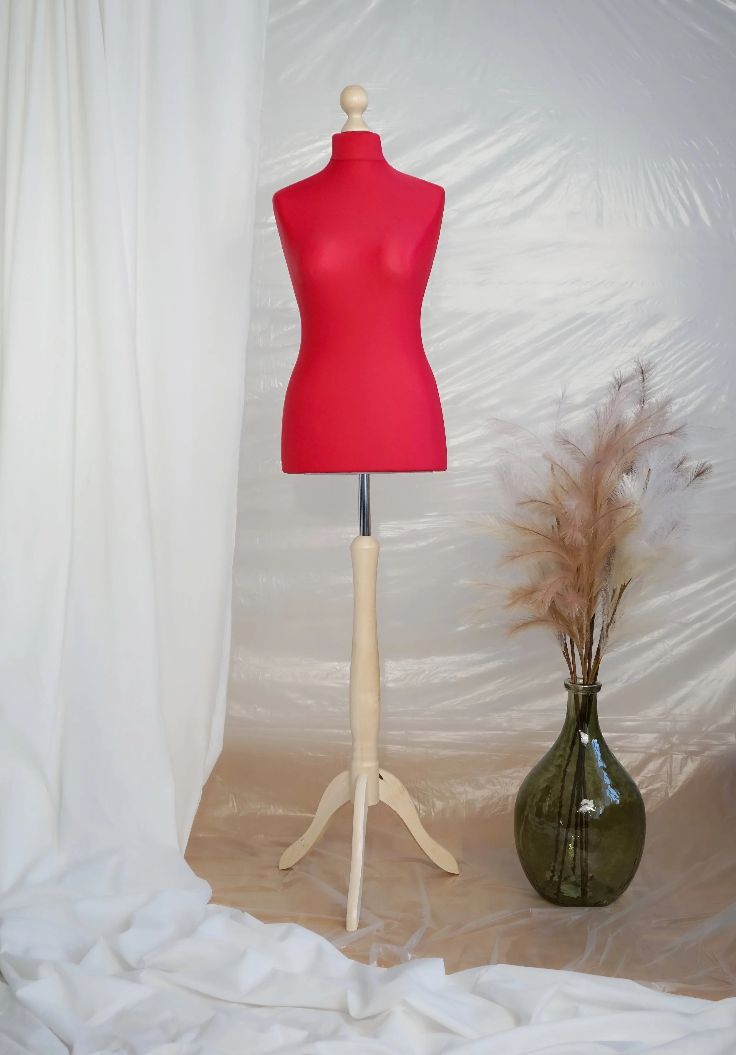 Schneiderpuppe Damen,  Weibliche Schneiderbüste mit dem Überzug in Farbe Ruby rouge, Holzdreibein