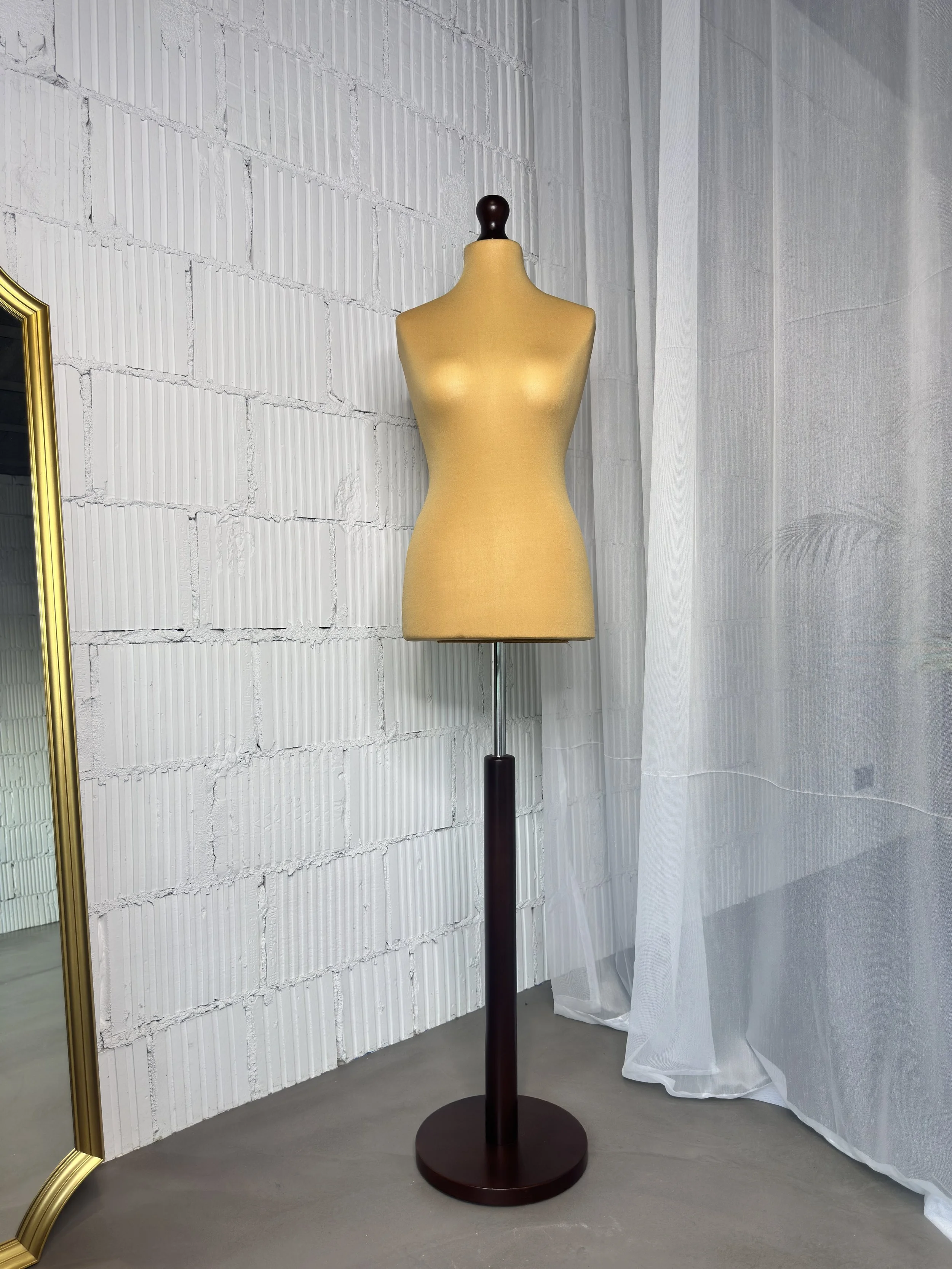 Schneiderpuppe Damen,  Weibliche Schneiderbüste mit dem Überzug in Farbe beige, Holzteller