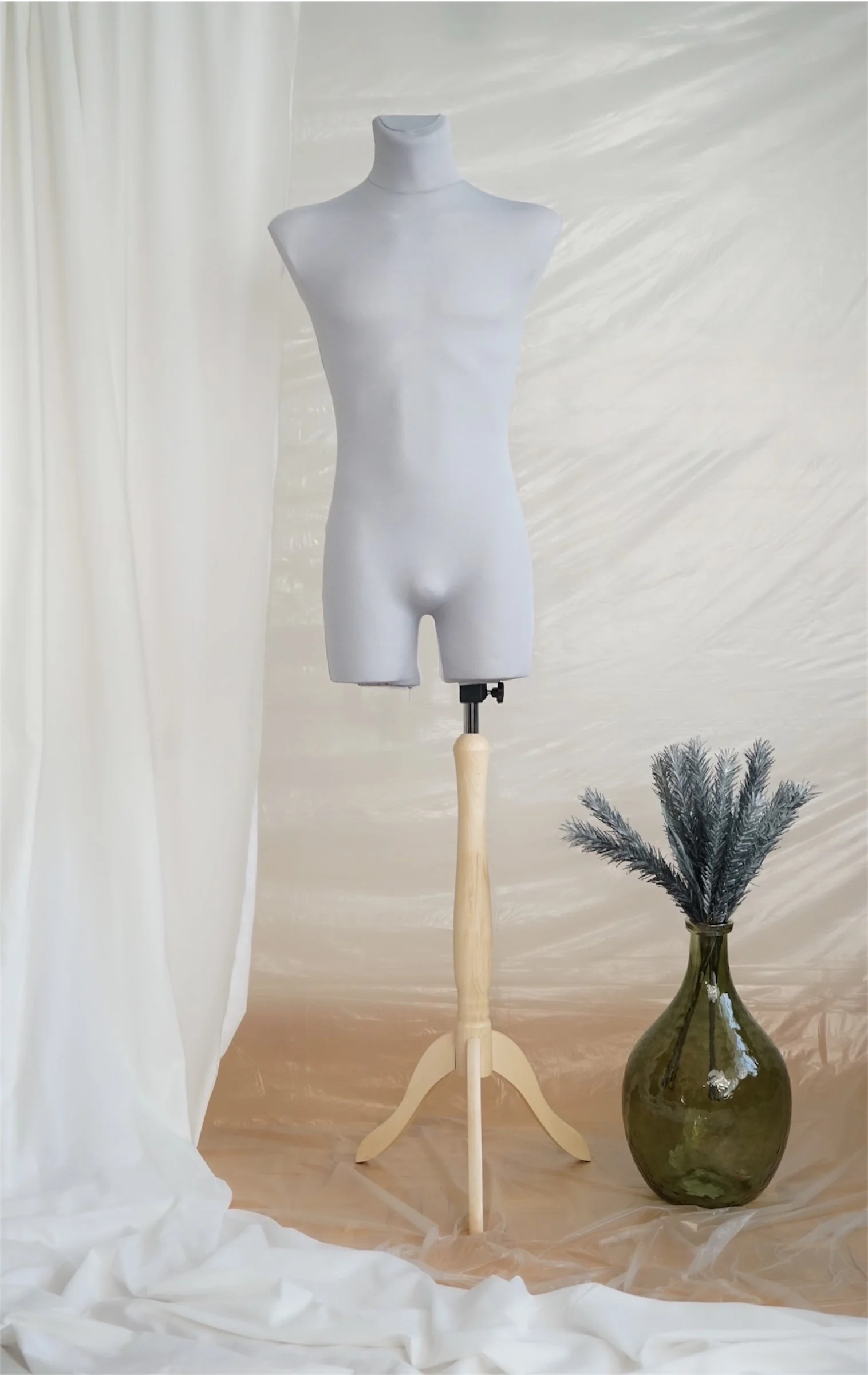 Schneiderpuppe Herren,  Männliche Schneiderbüste mit grauem Überzug, Holzdreibein