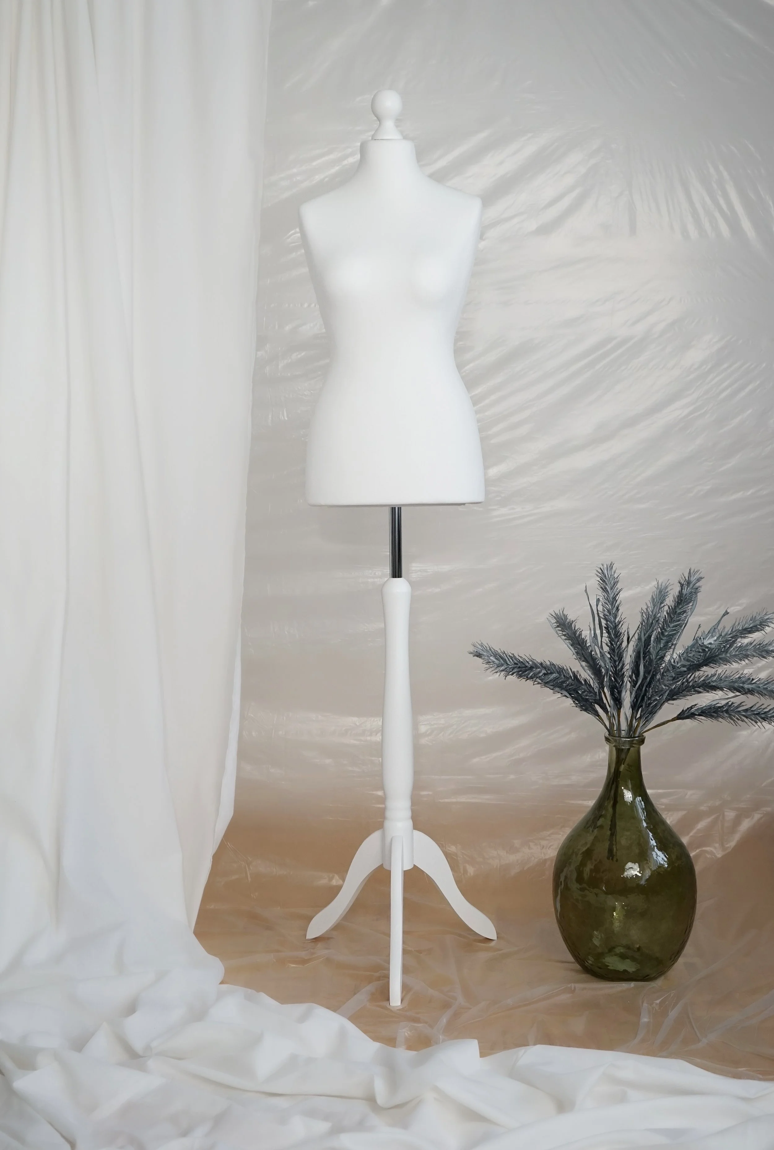 Schneiderpuppe Damen,  Weibliche Schneiderbüste mit weißem Überzug, Holzdreibein