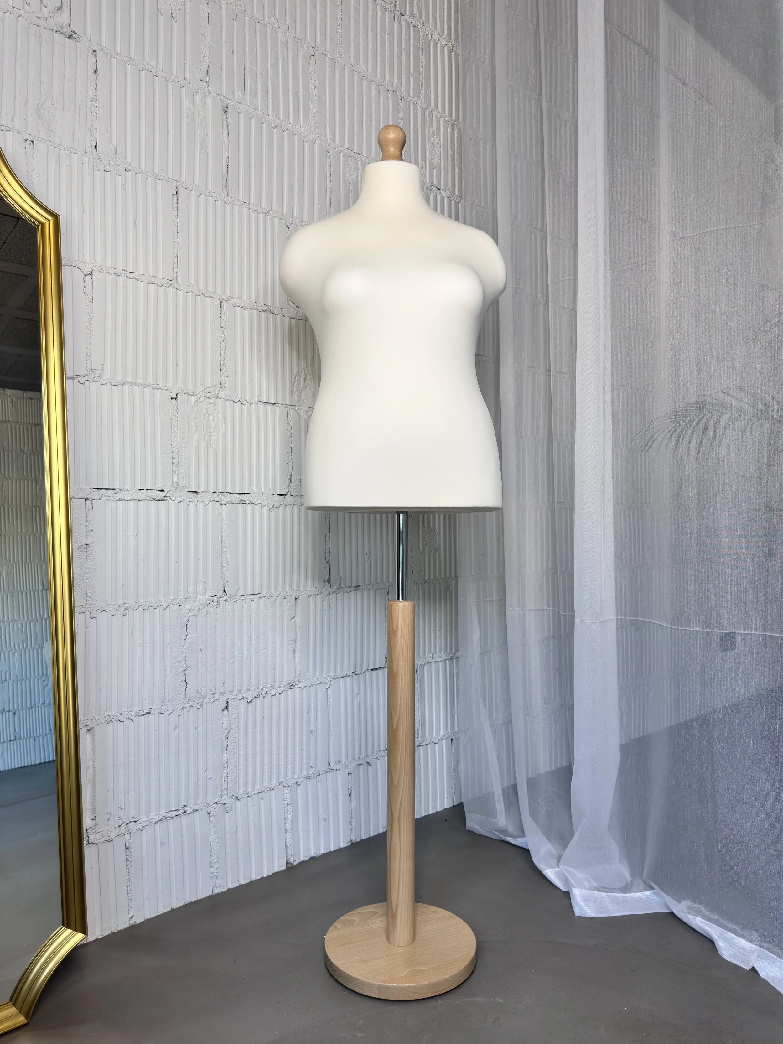 Schneiderpuppe Damen in Übergrößen, Weibliche Schneiderbüste mit dem Überzug in Farbe cream, Holzteller