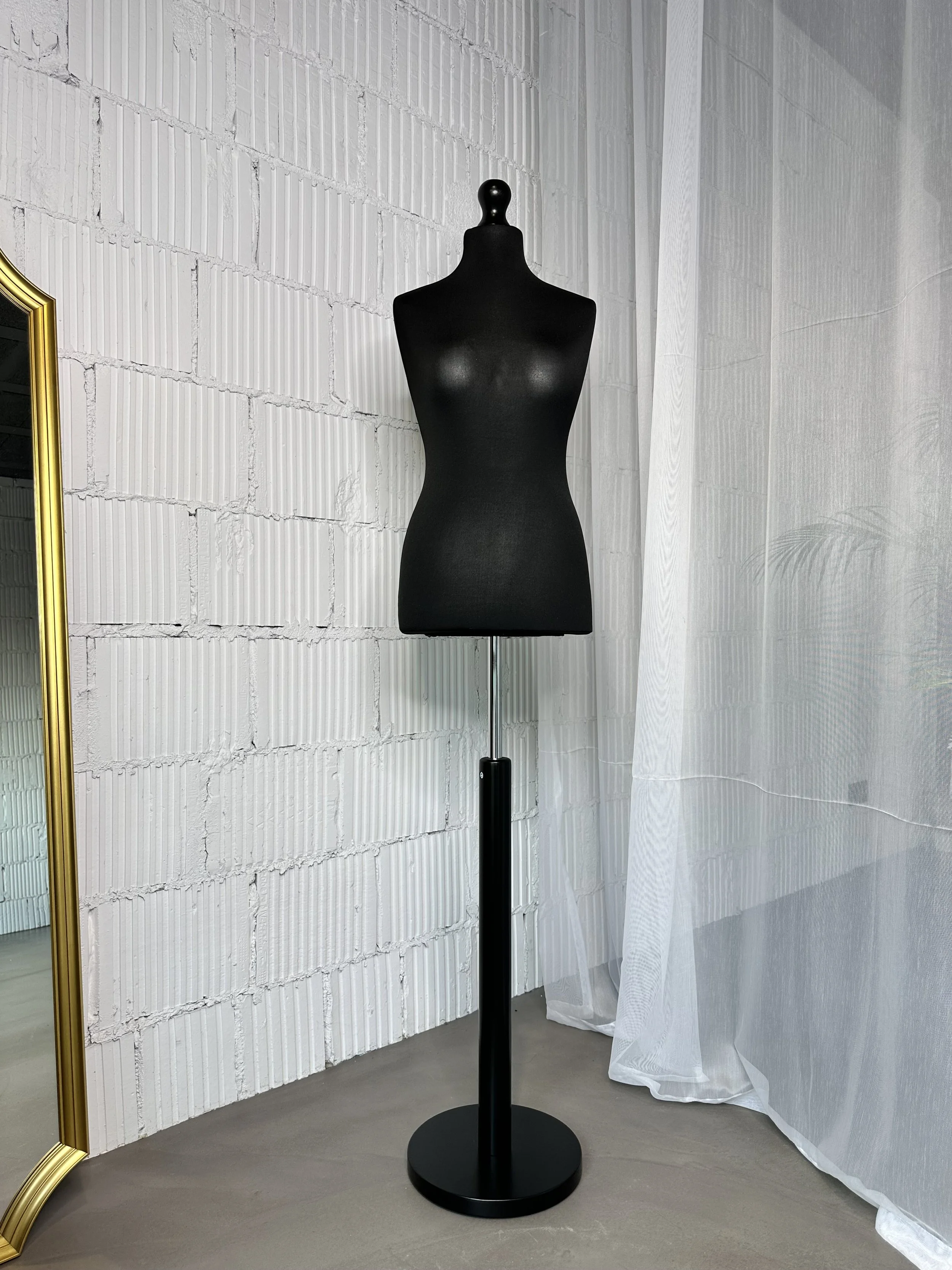 Schneiderpuppe Damen,  Weibliche Schneiderbüste mit schwarzem Überzug, Holzplatte