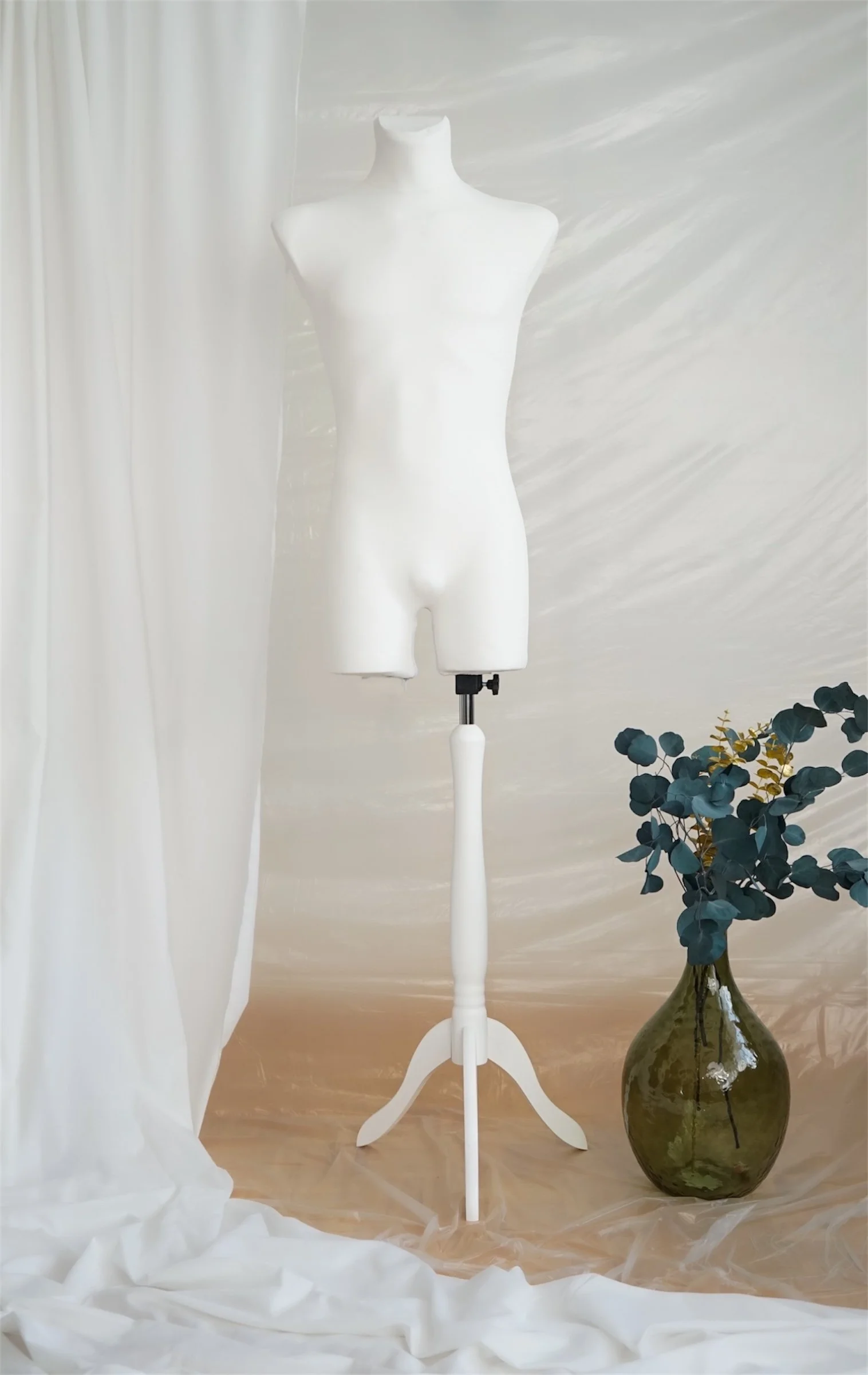 Schneiderpuppe Herren,  Männliche Schneiderbüste mit weißem Überzug, Holzdreibein