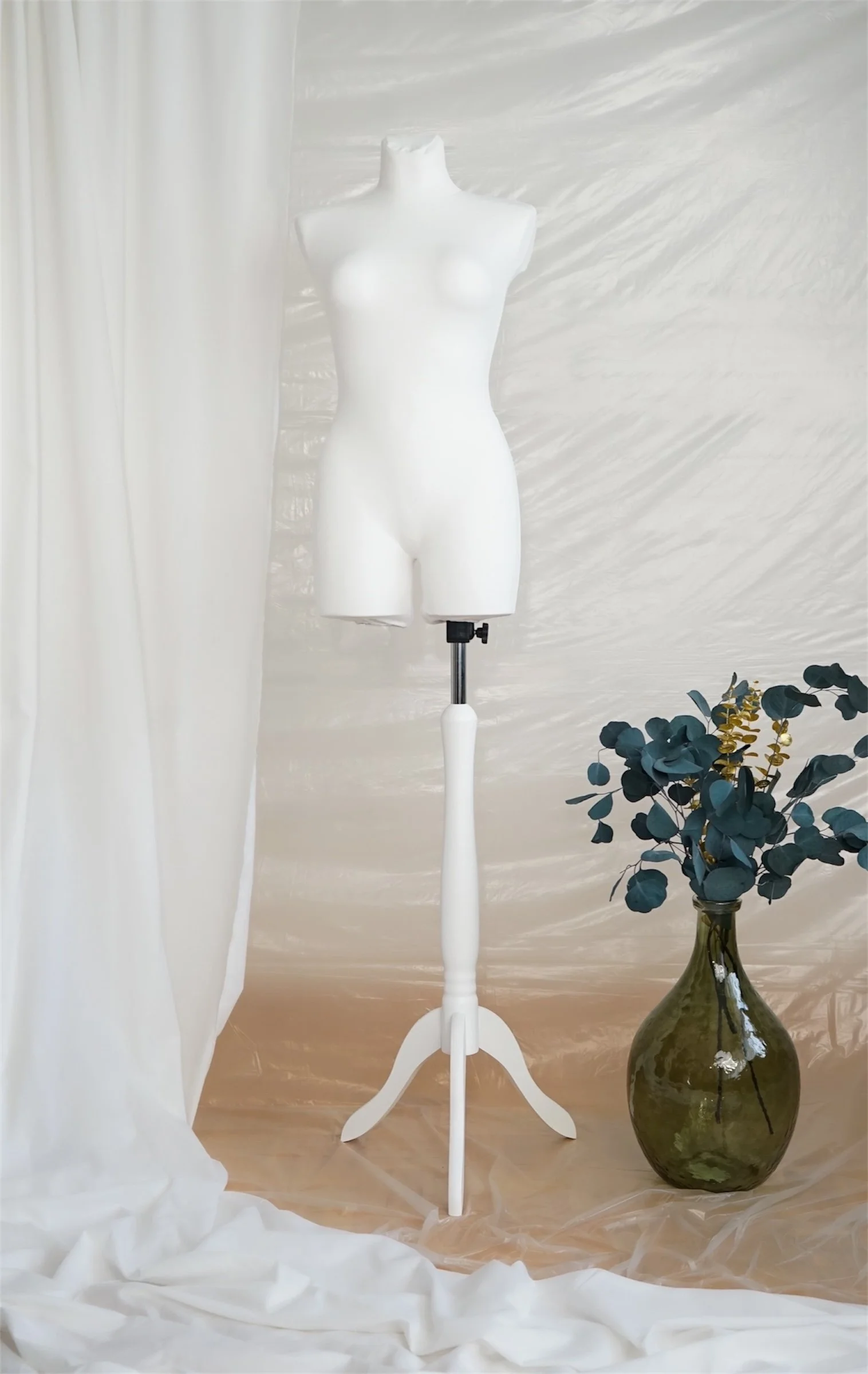 Schneiderpuppe Damen,  Weibliche Schneiderbüste mit weißem Überzug, Holzdreibein