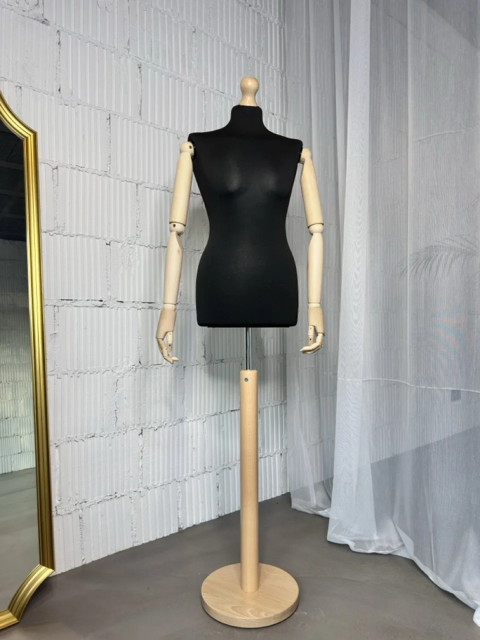 Weibliche Schaufensterpuppe mit Holzarme - Schneiderpuppe für Damen, Kleidform für Schaufenster & Design, Schaufensterpuppe
