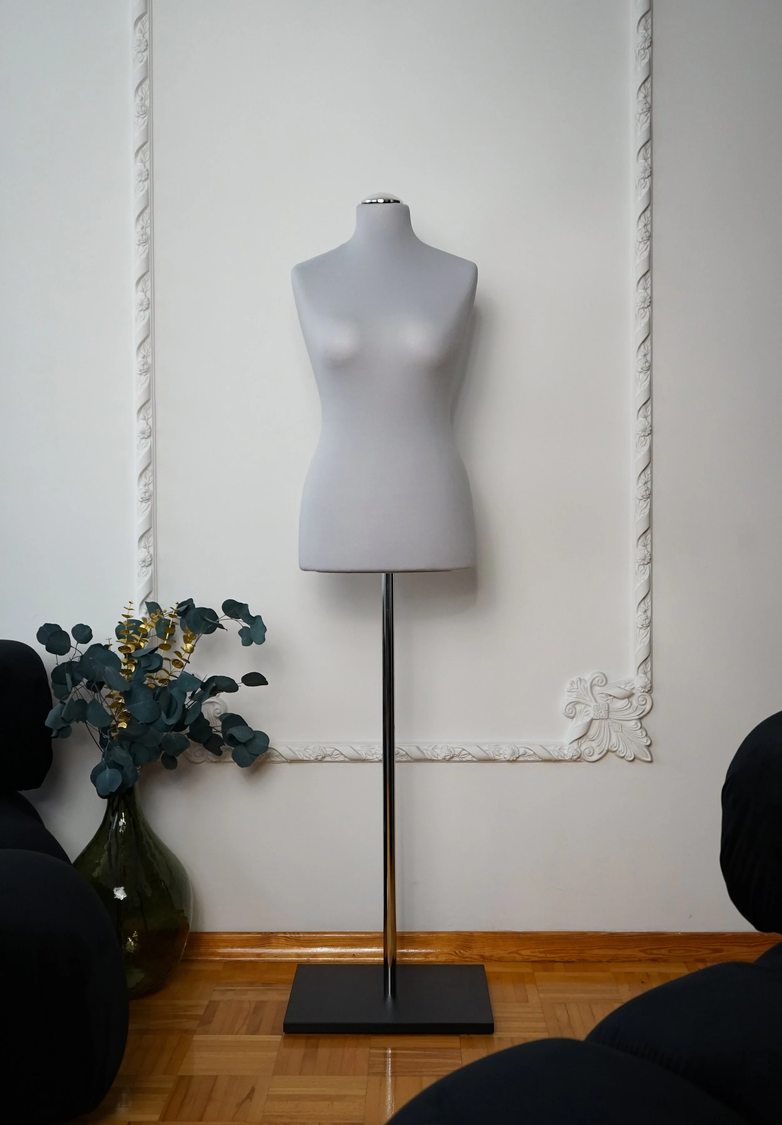 Schneiderpuppe Damen,  Weibliche Schneiderbüste mit grauem Überzug in Farbe cream, Holzplatte