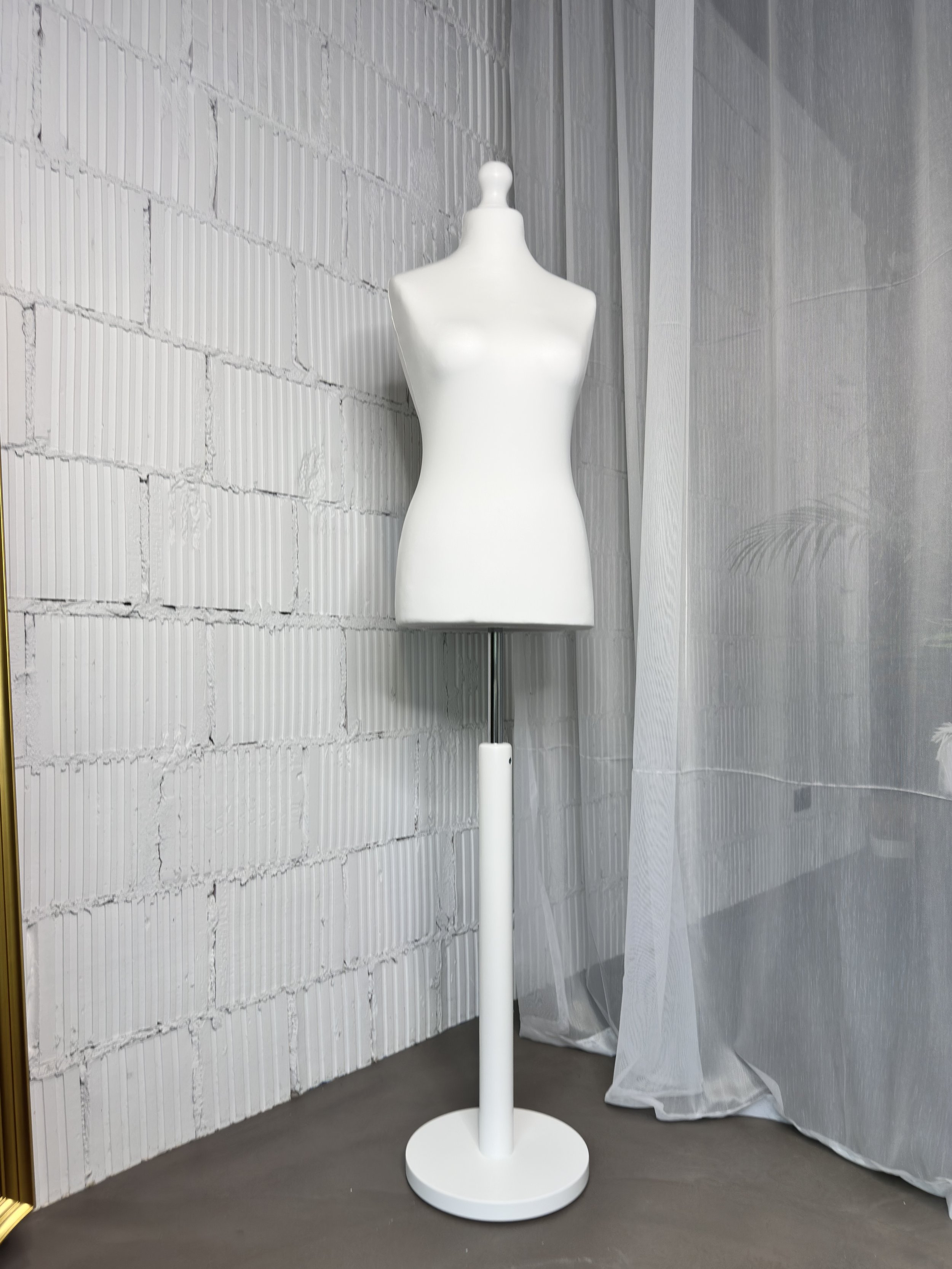 Schneiderpuppe Damen,  Weibliche Schneiderbüste mit weißem Überzug, Holzplatte