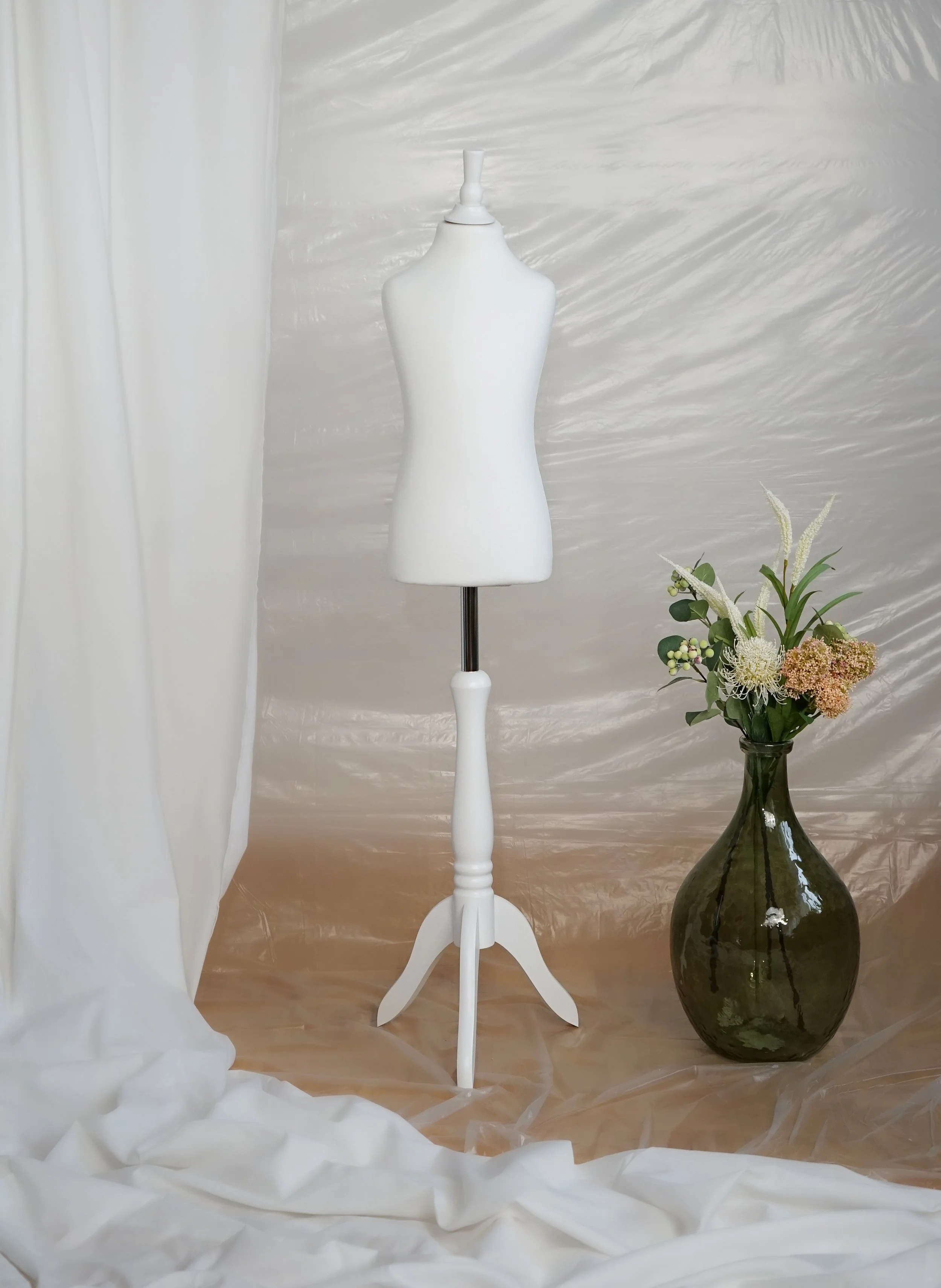 Schneiderpuppe Kind,  Baby Schneiderbüste für Alter 5-8 Jahre mit weißem Überzug, Holzdreibein in Farbe weiß