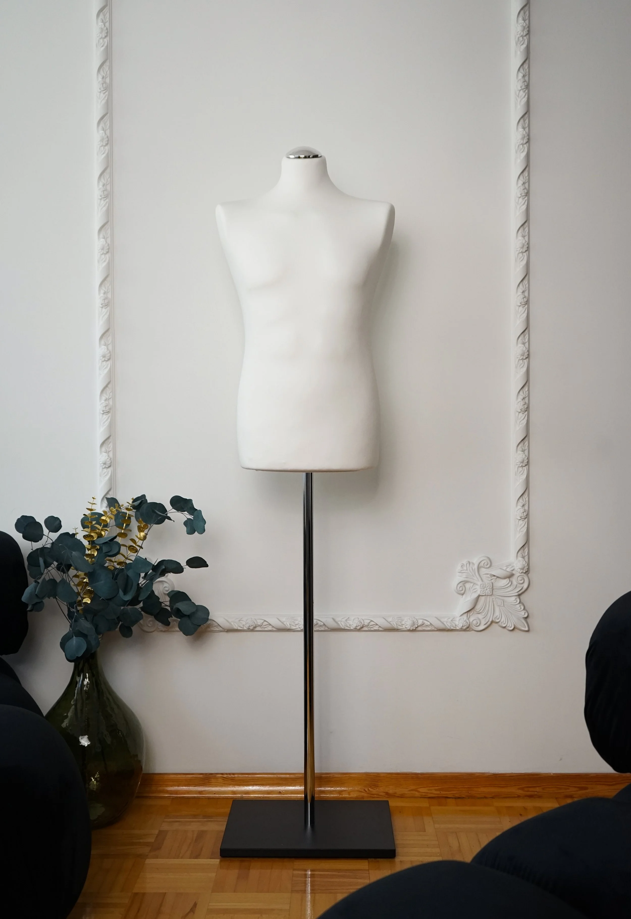 Schneiderpuppe Herren,  Männliche Schneiderbüste mit weißem Überzug, Holzplatte