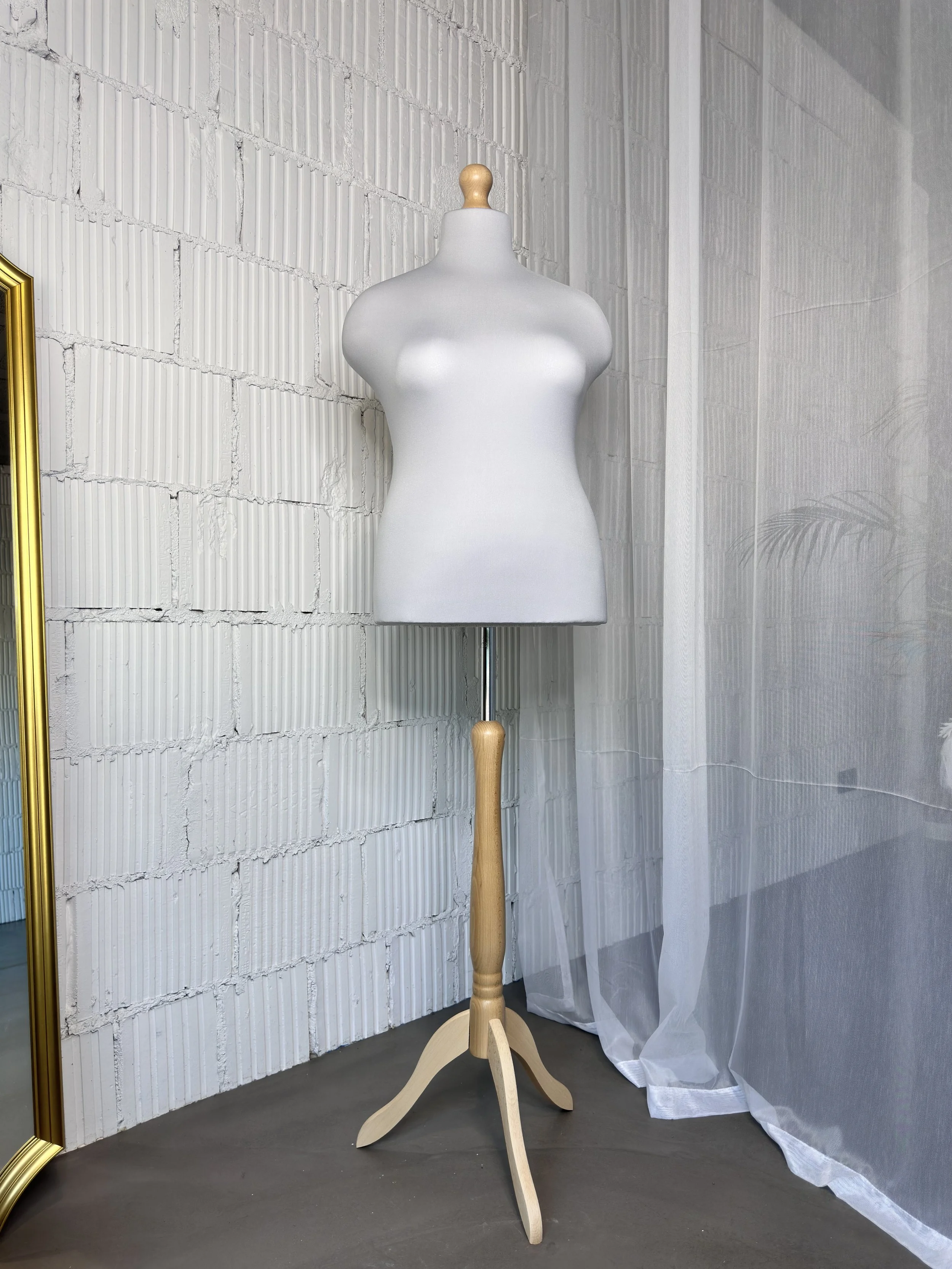 Schneiderpuppe Damen in Übergrößen, Weibliche Schneiderbüste mit grauem Überzug, Holzdreibein