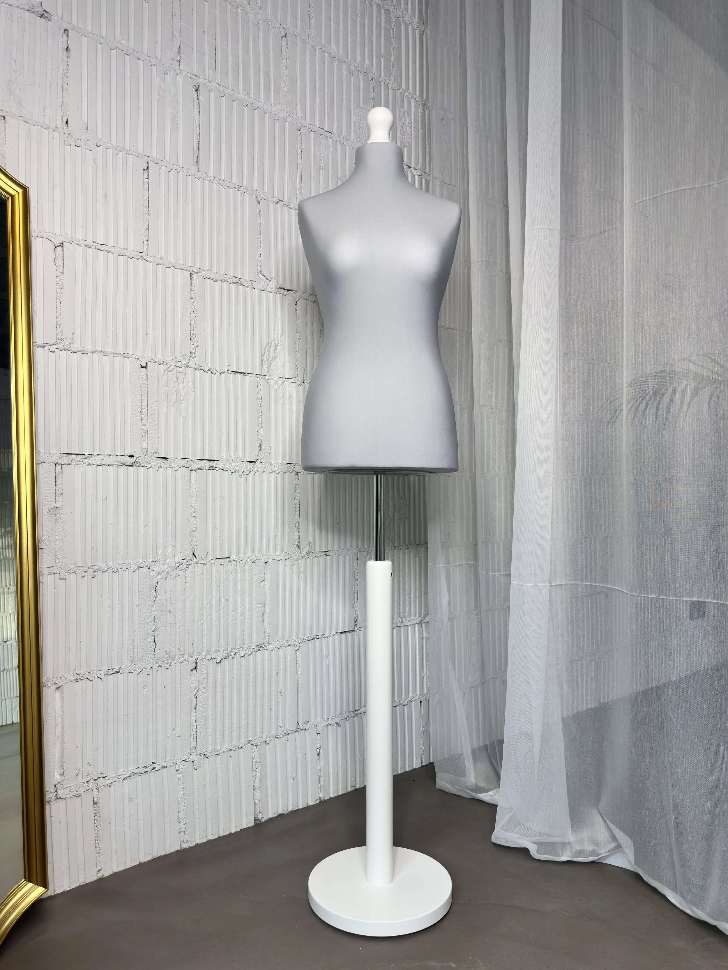 Schneiderpuppe Damen,  Weibliche Schneiderbüste mit grauem Überzug, Holzteller