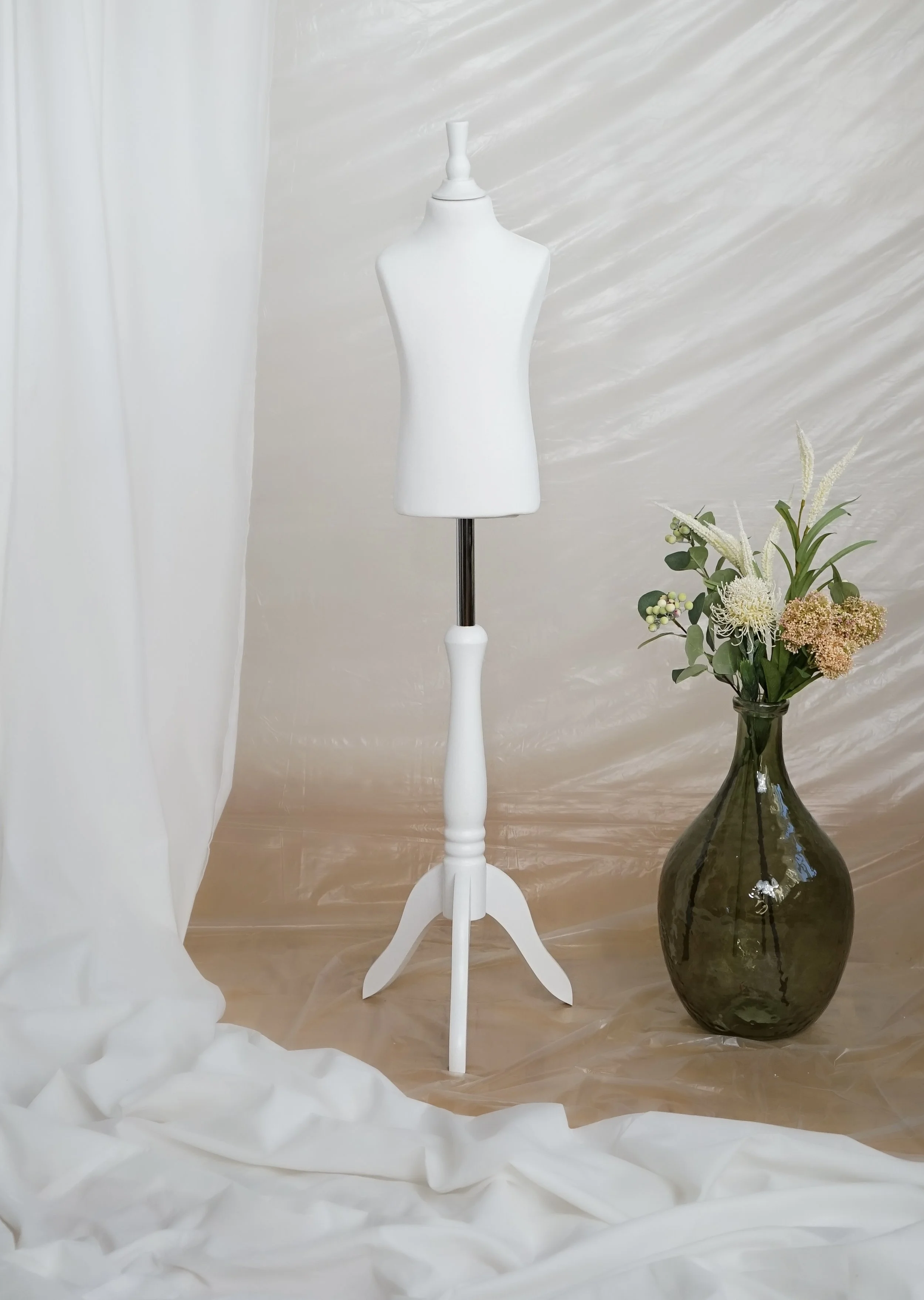 Schneiderpuppe Kind,  Baby Schneiderbüste für Alter 2-4 Jahre mit weißem Überzug, Holzdreibein in Farbe weiß