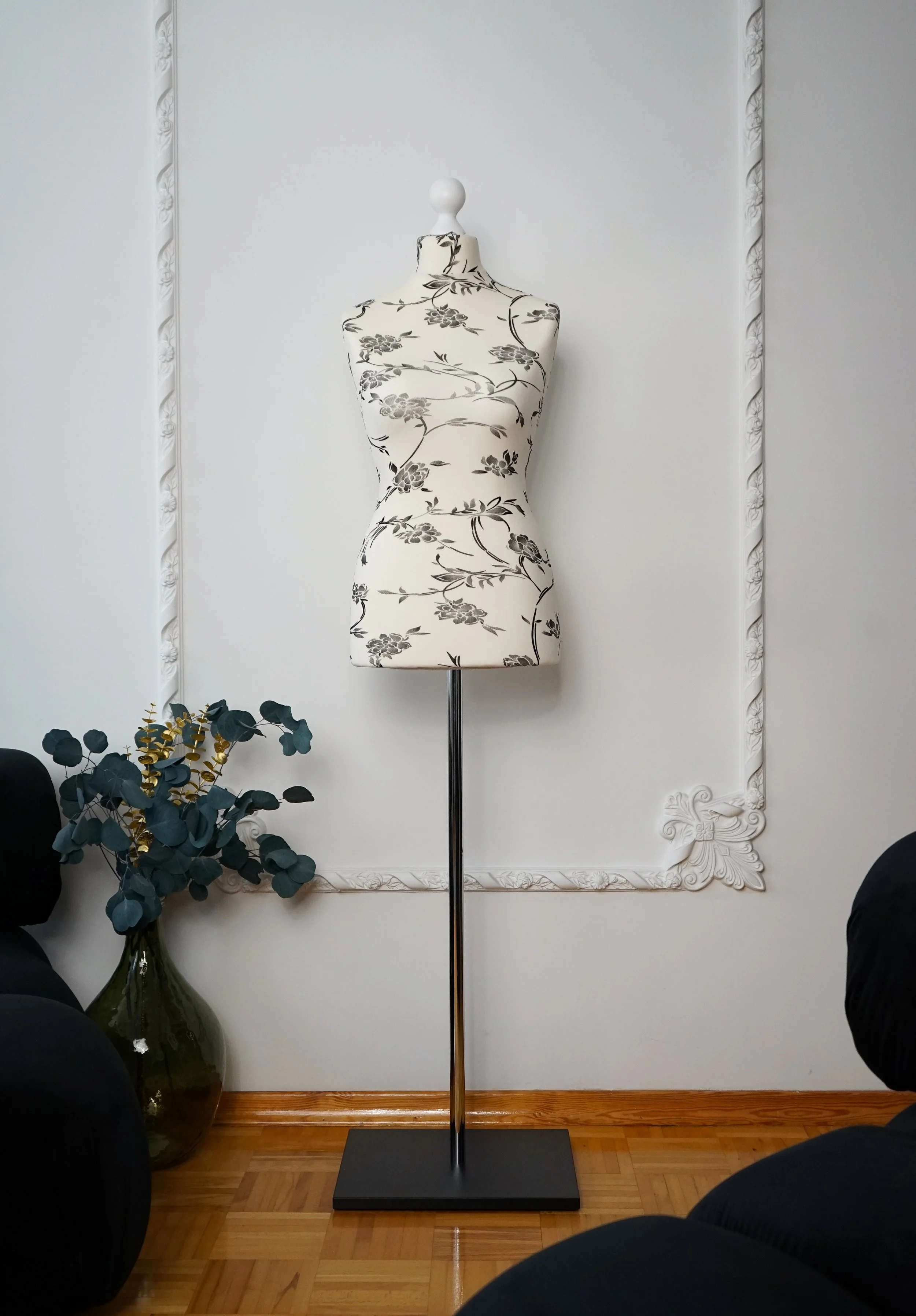 Schneiderpuppe Damen,  Weibliche Schneiderbüste mit dem Überzug in Farbe cream mit schwarzem Muster, Holzplatte