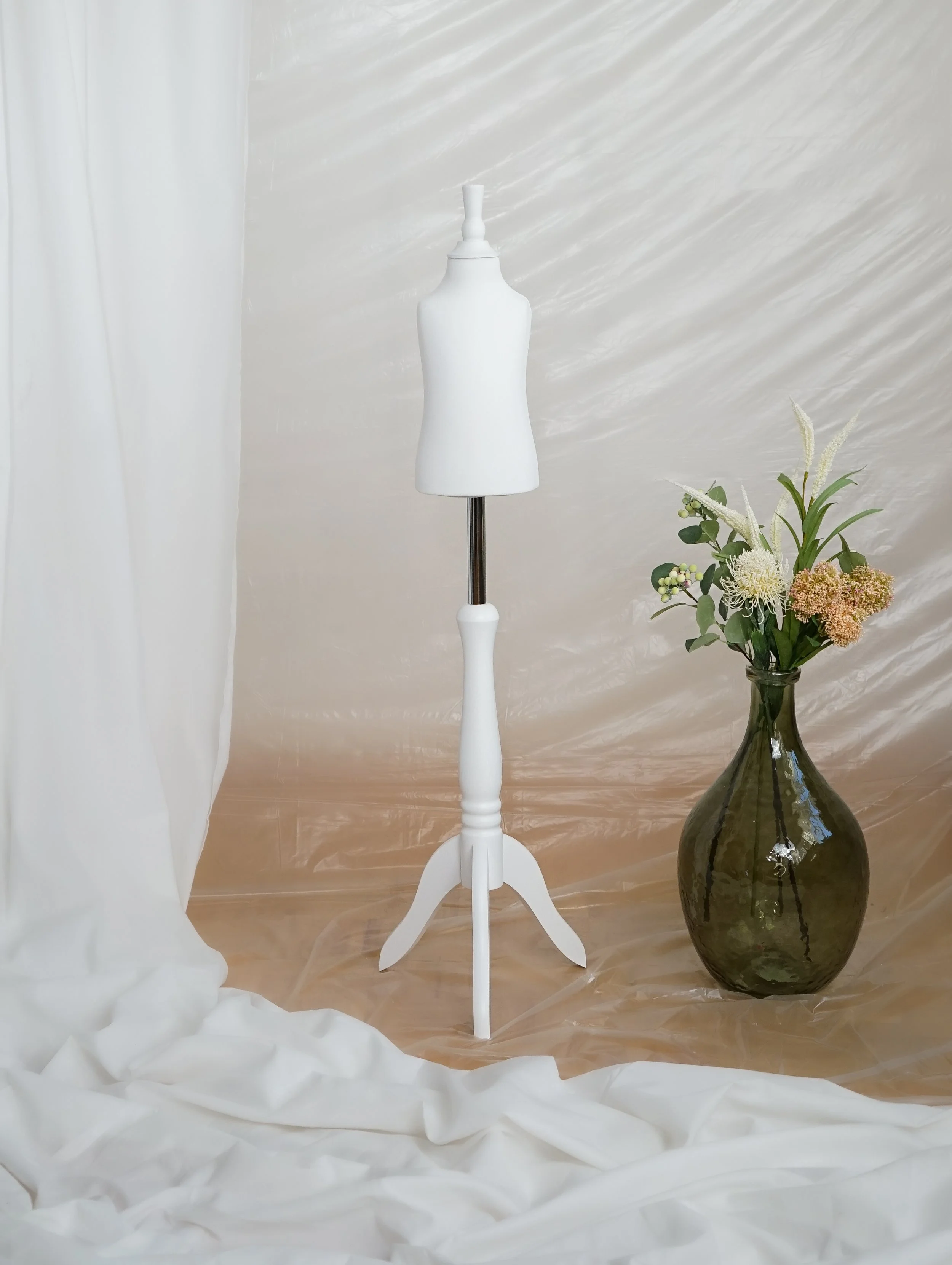 Schneiderpuppe Kind,  Baby Schneiderbüste für Alter 3,5 Monate - 1 Jahr mit weißem Überzug, Holzdreibein in Farbe weiß