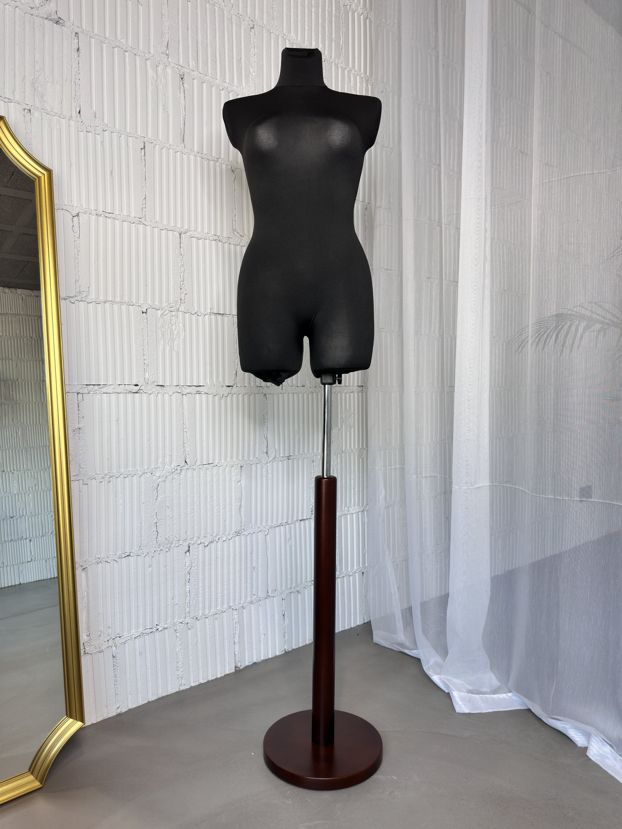 Schneiderpuppe Damen,  Weibliche Schneiderbüste mit schwarzem Überzug, Holzteller