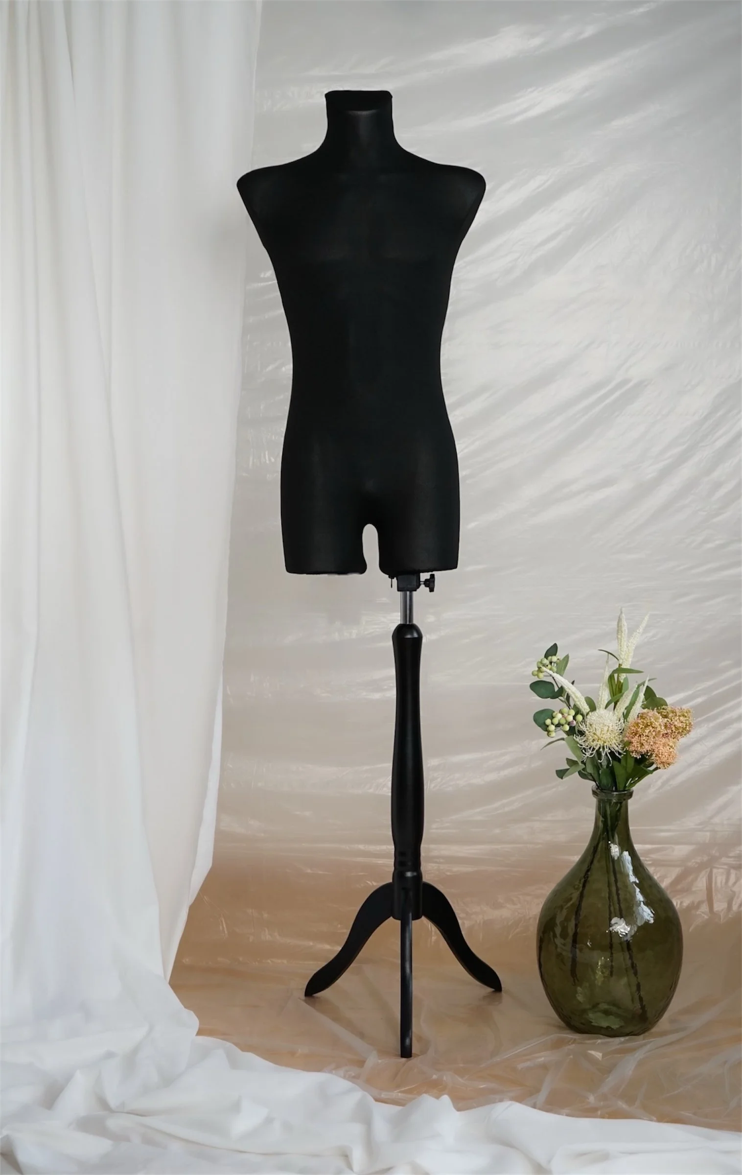 Schneiderpuppe Herren,  Männliche Schneiderbüste mit schwarzem Überzug, Holzdreibein