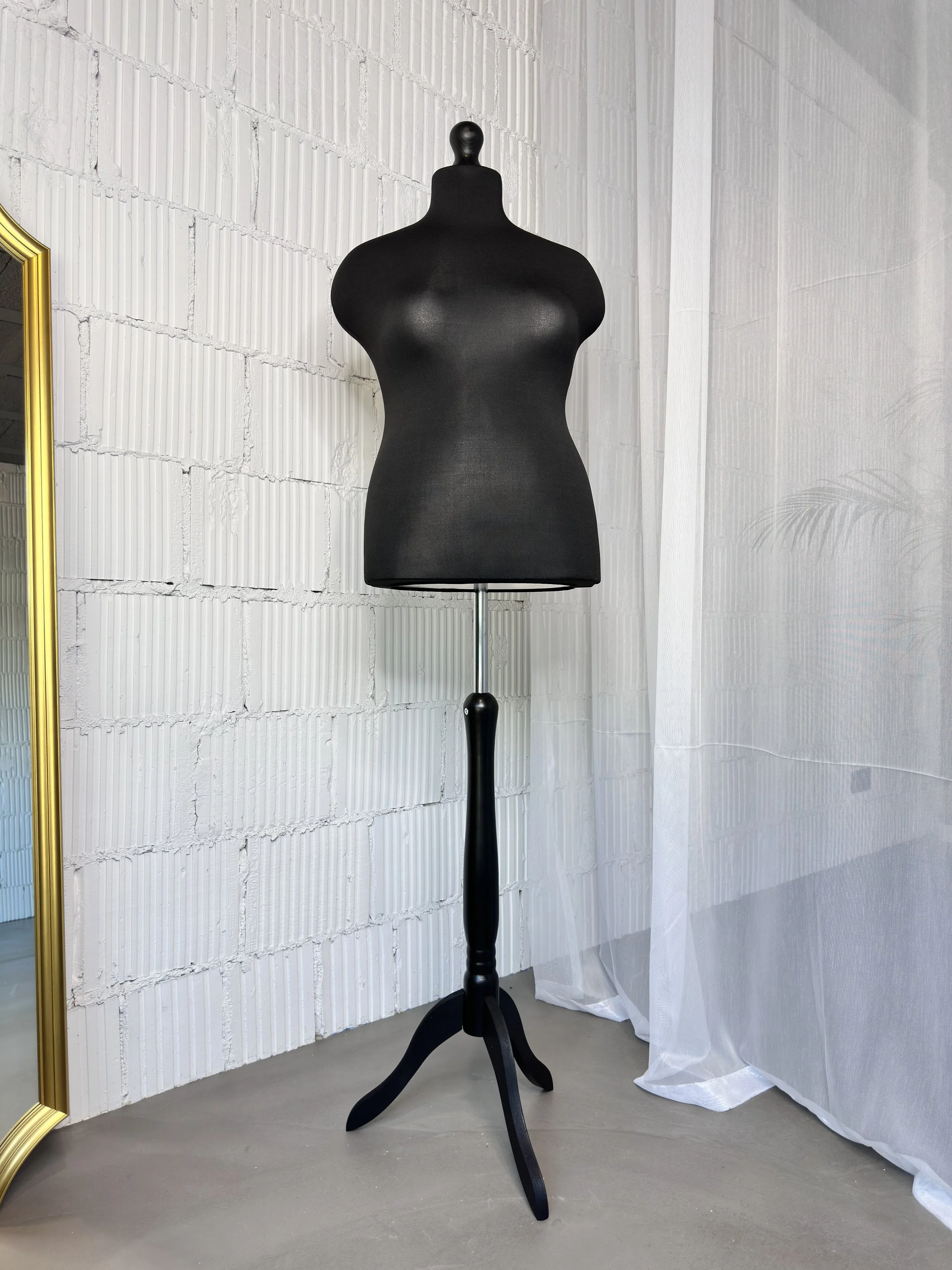 Schneiderpuppe Damen in Übergrößen, Weibliche Schneiderbüste mit schwarzem Überzug, Holzdreibein
