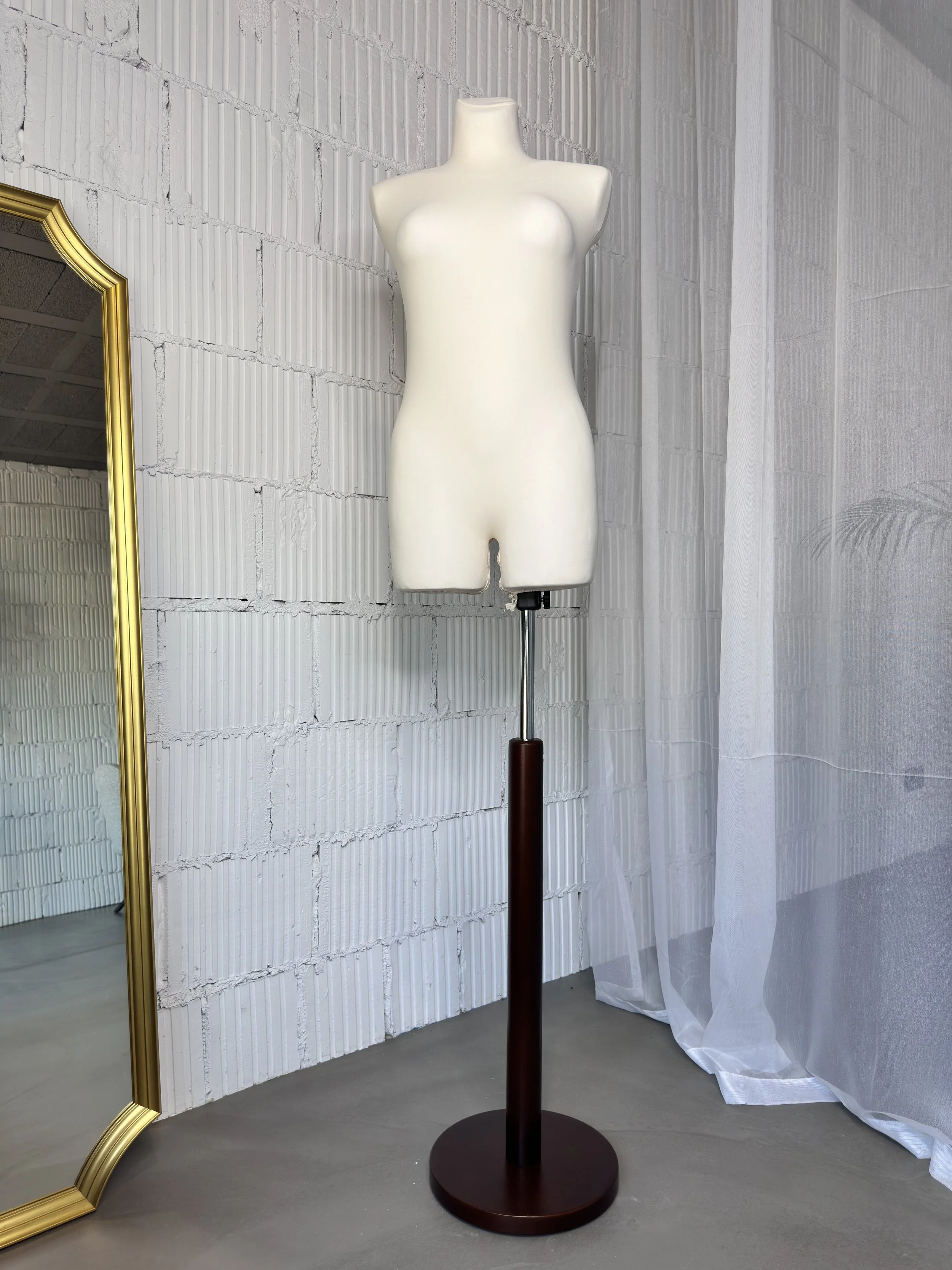 Schneiderpuppe Damen,  Weibliche Schneiderbüste mit Überzug in Farbe cream, Holzteller