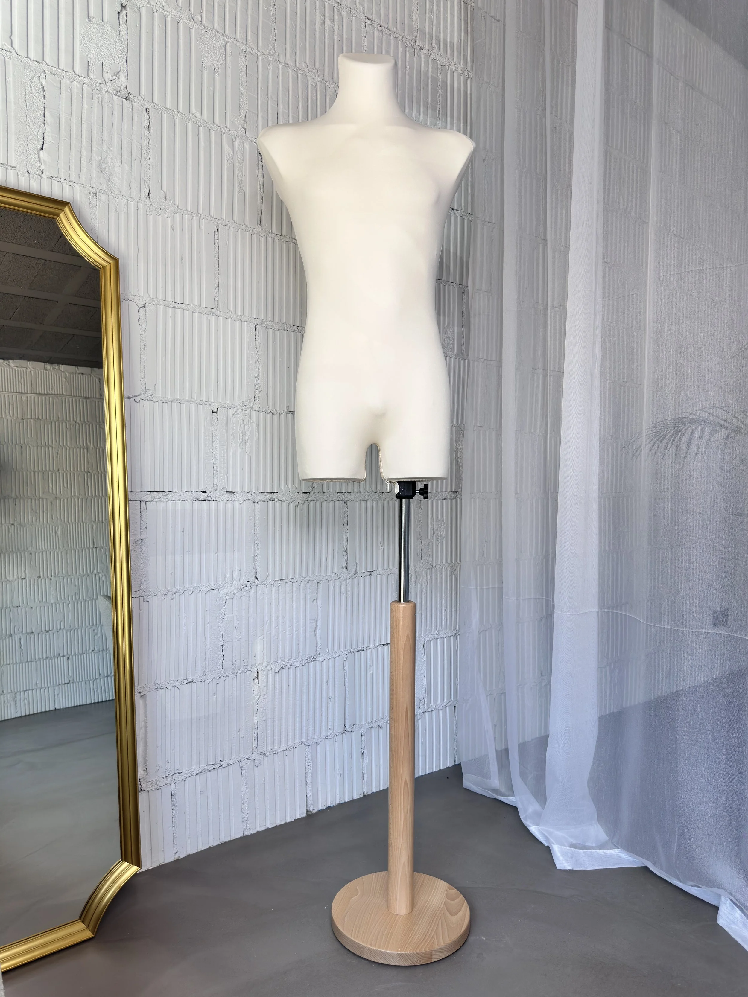 Schneiderpuppe Herren,  Männliche Schneiderbüste mit Überzug in Farbe cream, Holzteller