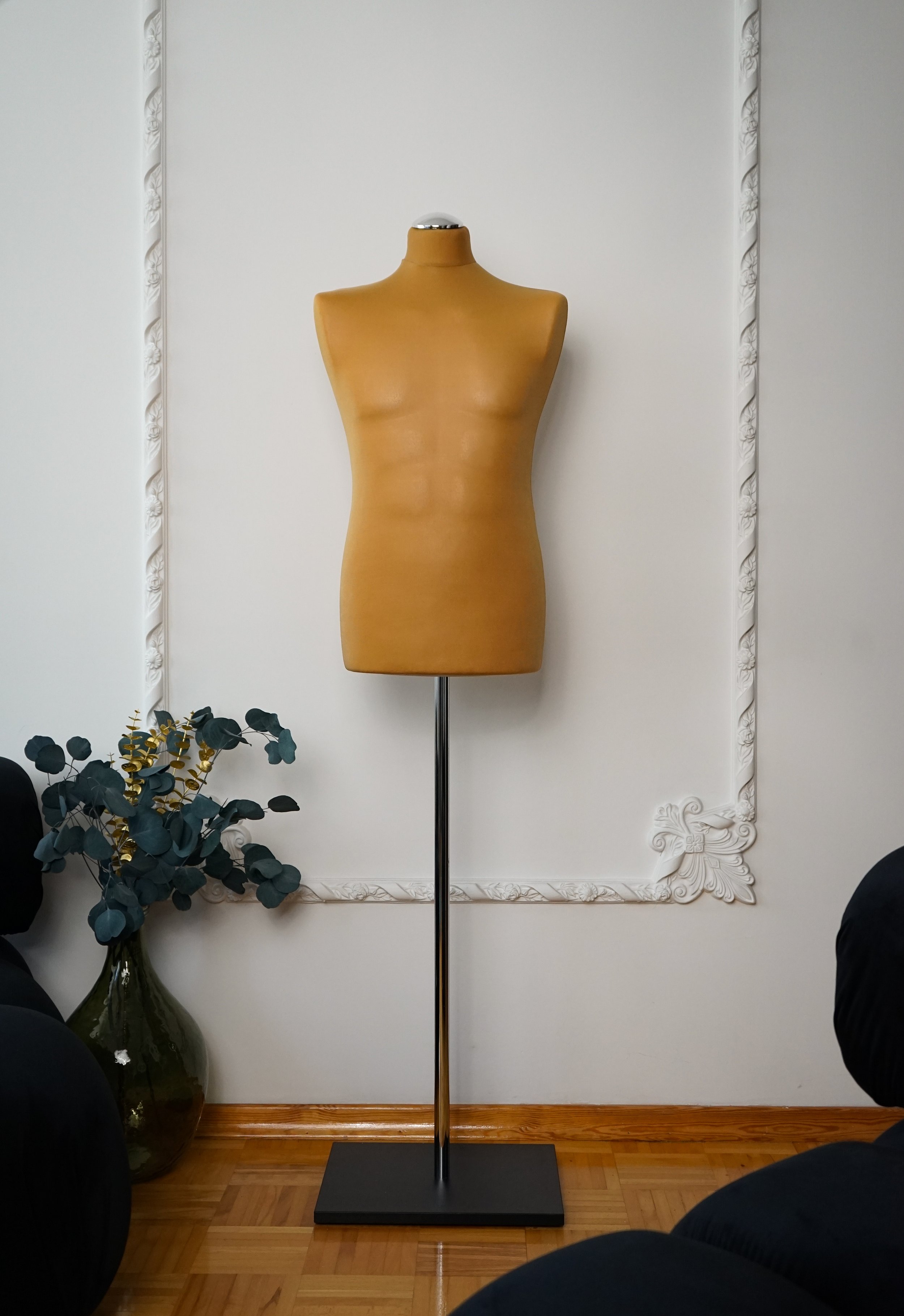 Schneiderpuppe Herren,  Männliche Schneiderbüste mit beigem Überzug, Holzplatte