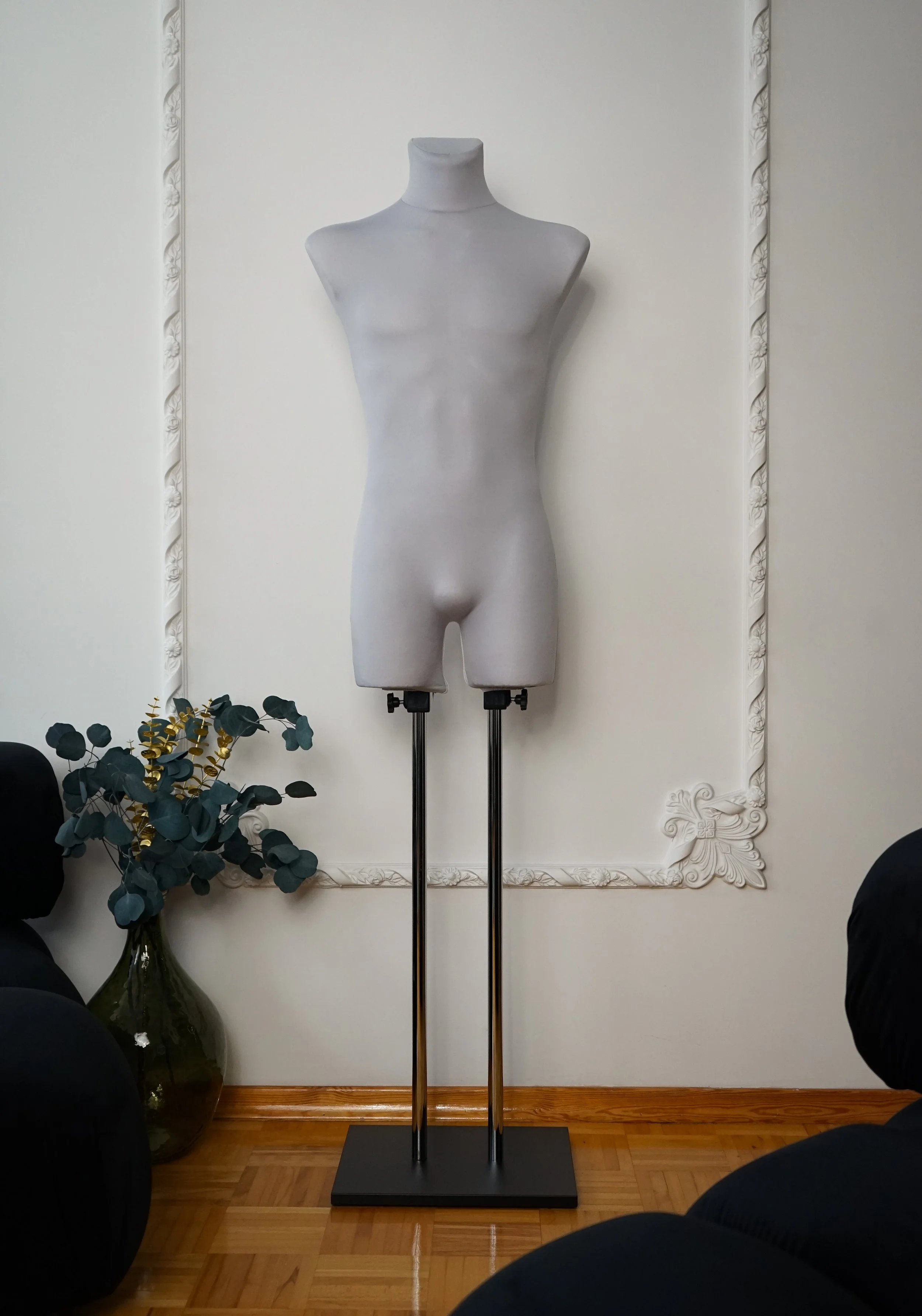 Schneiderpuppe Herren,  Männliche Schneiderbüste mit grauem Überzug, Holzplatte