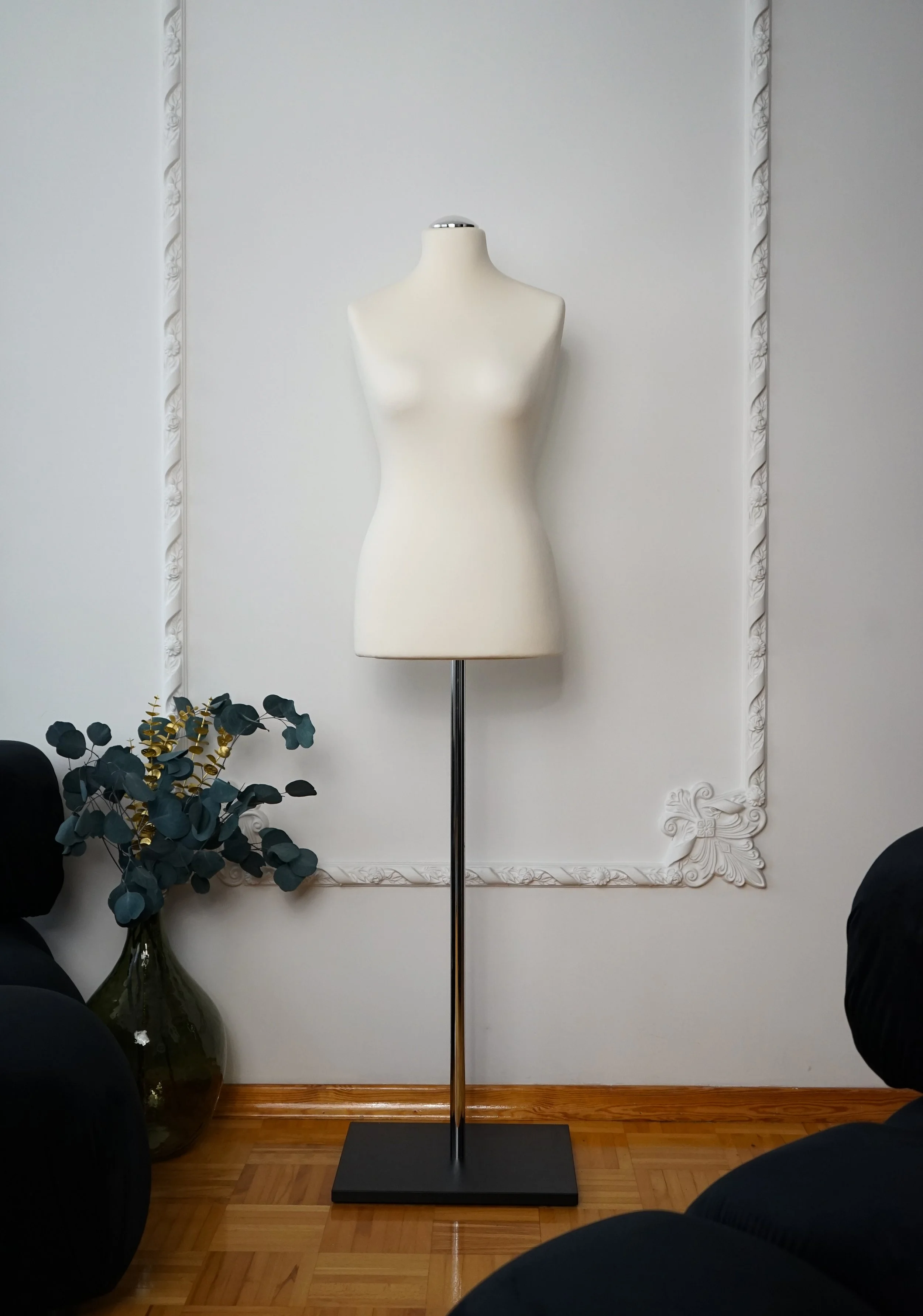 Schneiderpuppe Damen,  Weibliche Schneiderbüste mit dem Überzug in Farbe cream, Holzplatte