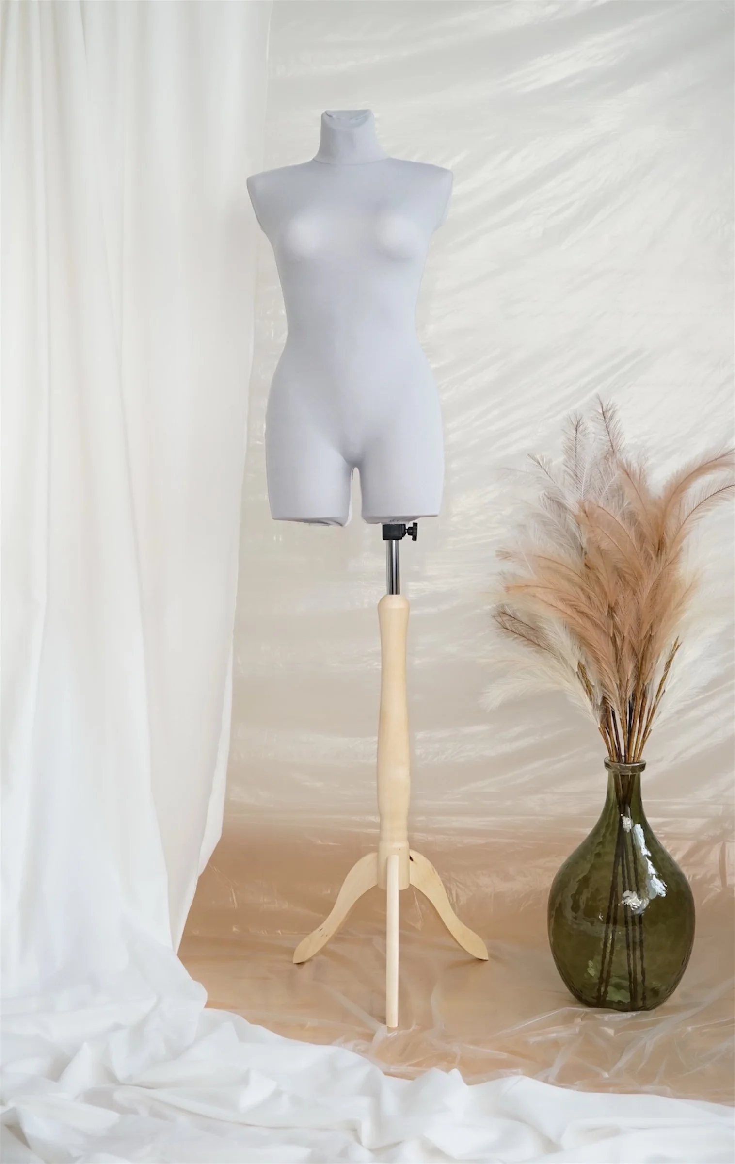 Schneiderpuppe Damen,  Weibliche Schneiderbüste mit grauem Überzug, Holzdreibein