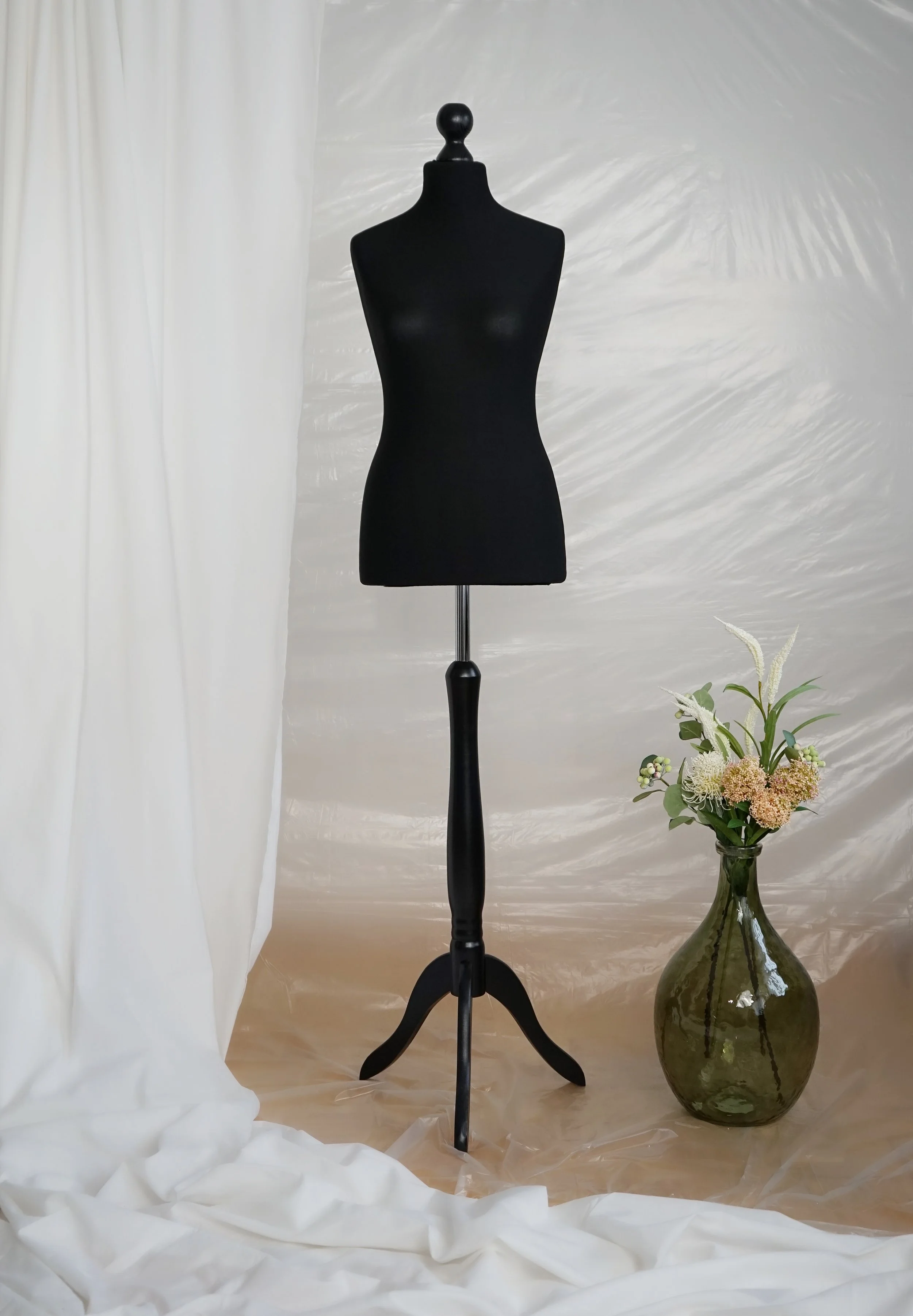 Schneiderpuppe Damen,  Weibliche Schneiderbüste mit schwarzem Überzug, Holzdreibein