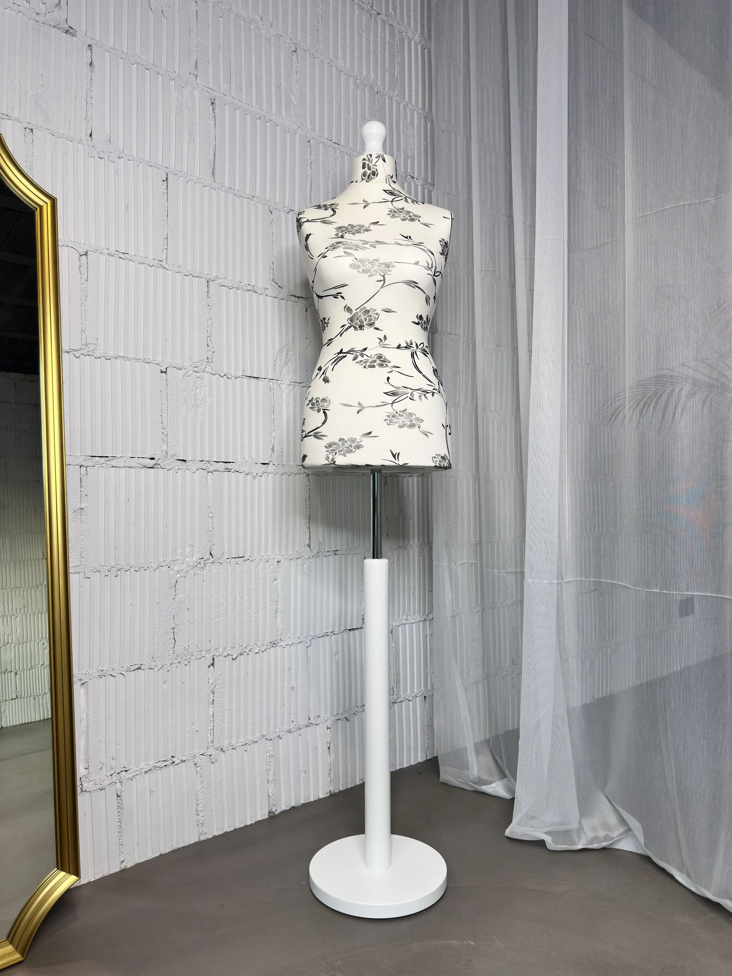 Schneiderpuppe Damen,  Weibliche Schneiderbüste mit Überzug in Farbe cream mit schwarzem Muster, Holzteller