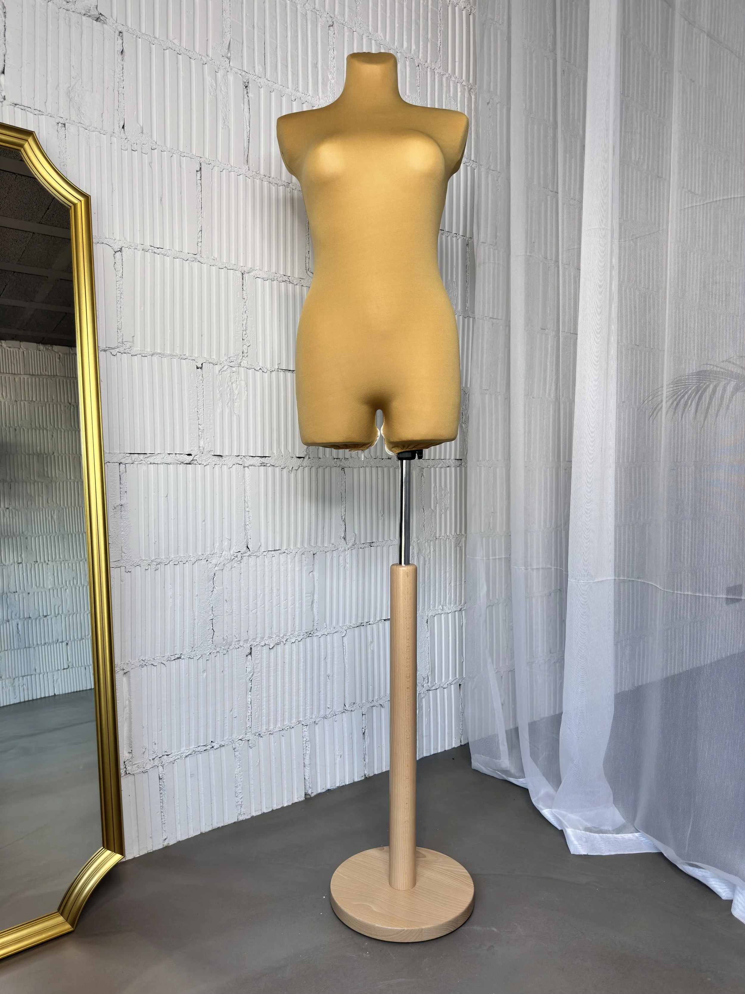 Schneiderpuppe Damen,  Weibliche Schneiderbüste mit beigem Überzug, Holzteller