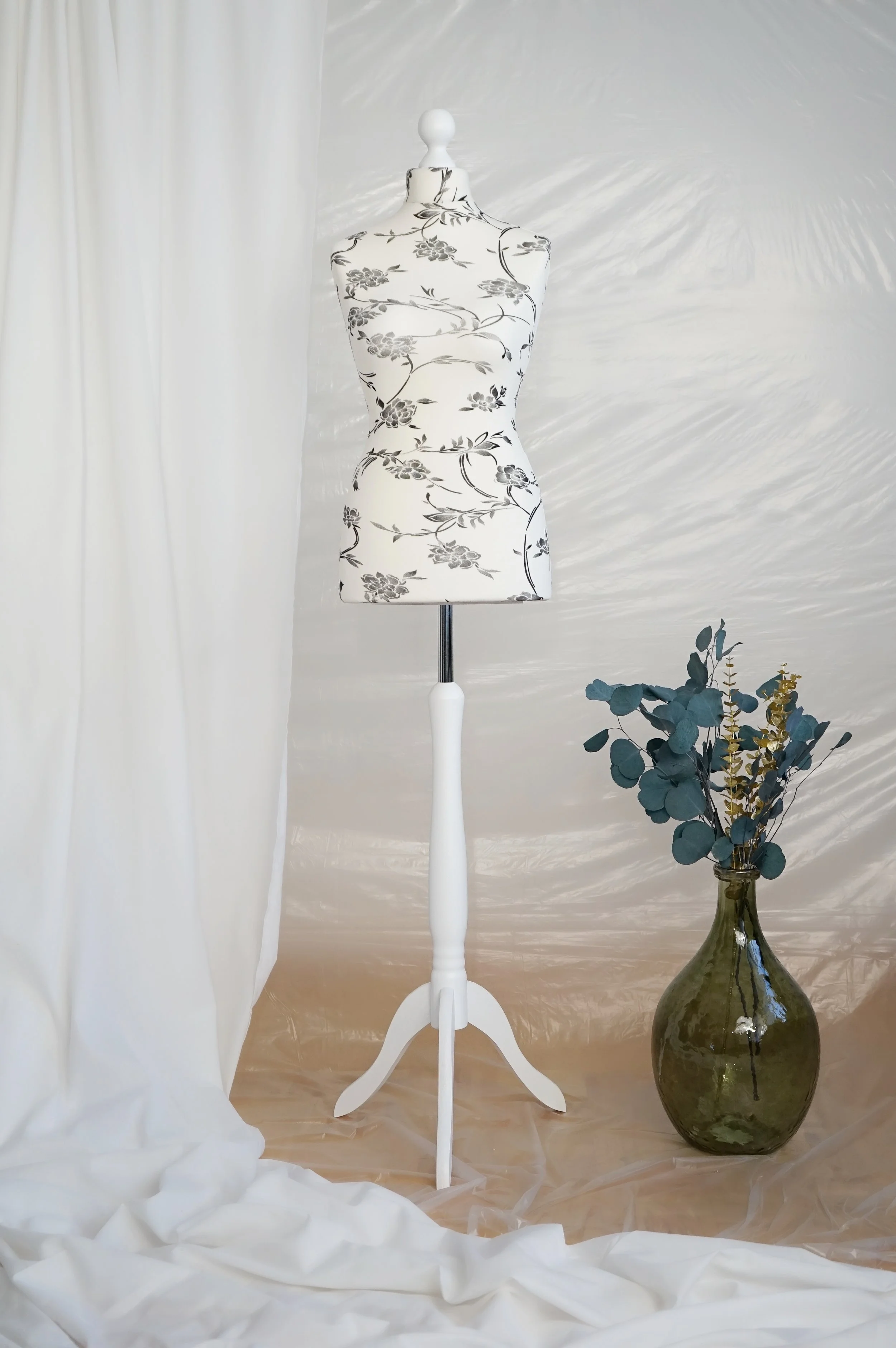 Schneiderpuppe Damen,  Weibliche Schneiderbüste mit dem Überzug in Farbe cream mit schwarzem Muster, Holzdreibein