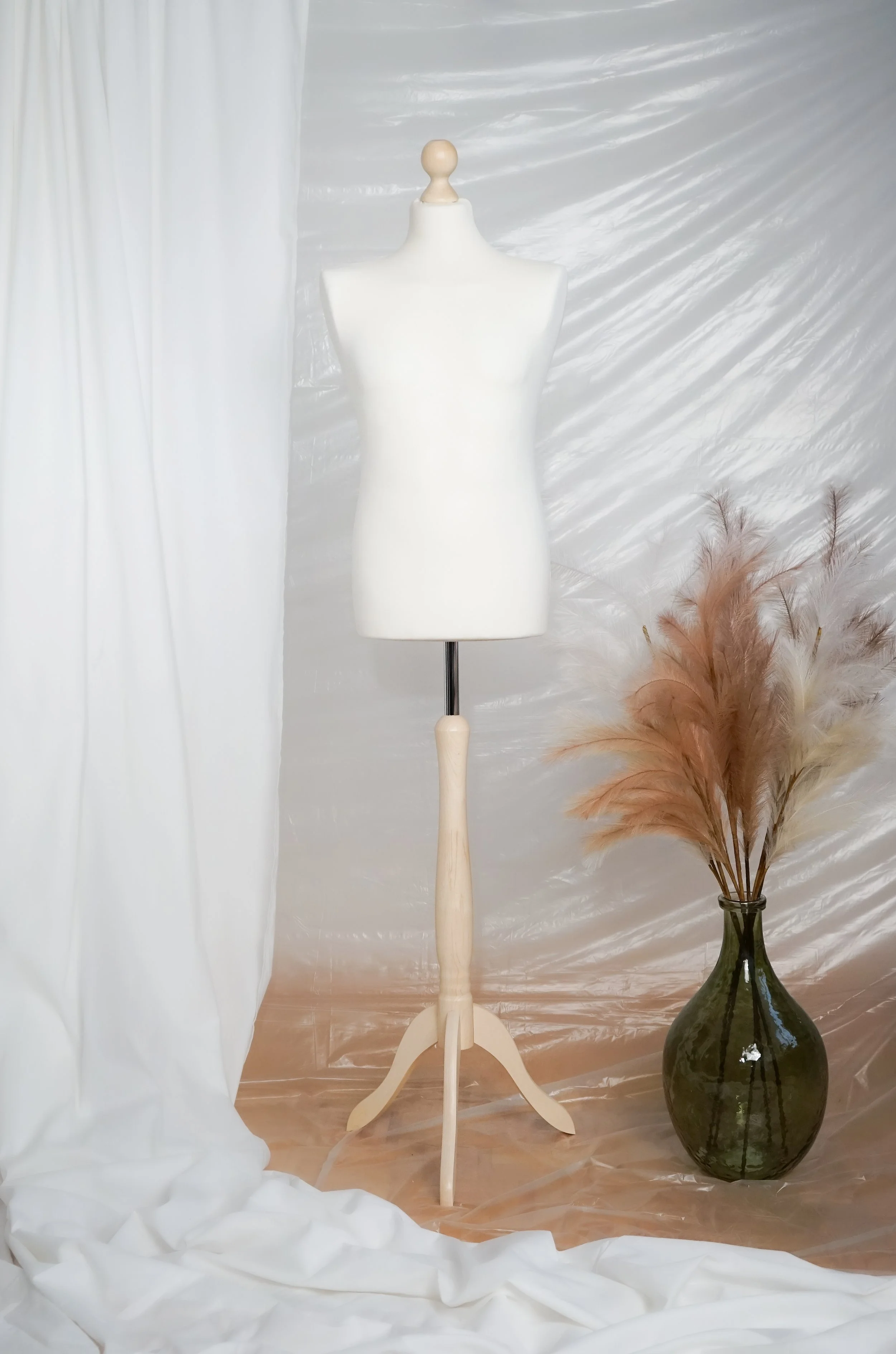 Schneiderpuppe Herren,  Männliche Schneiderbüste mit Überzug in Farbe cream, Holzdreibein