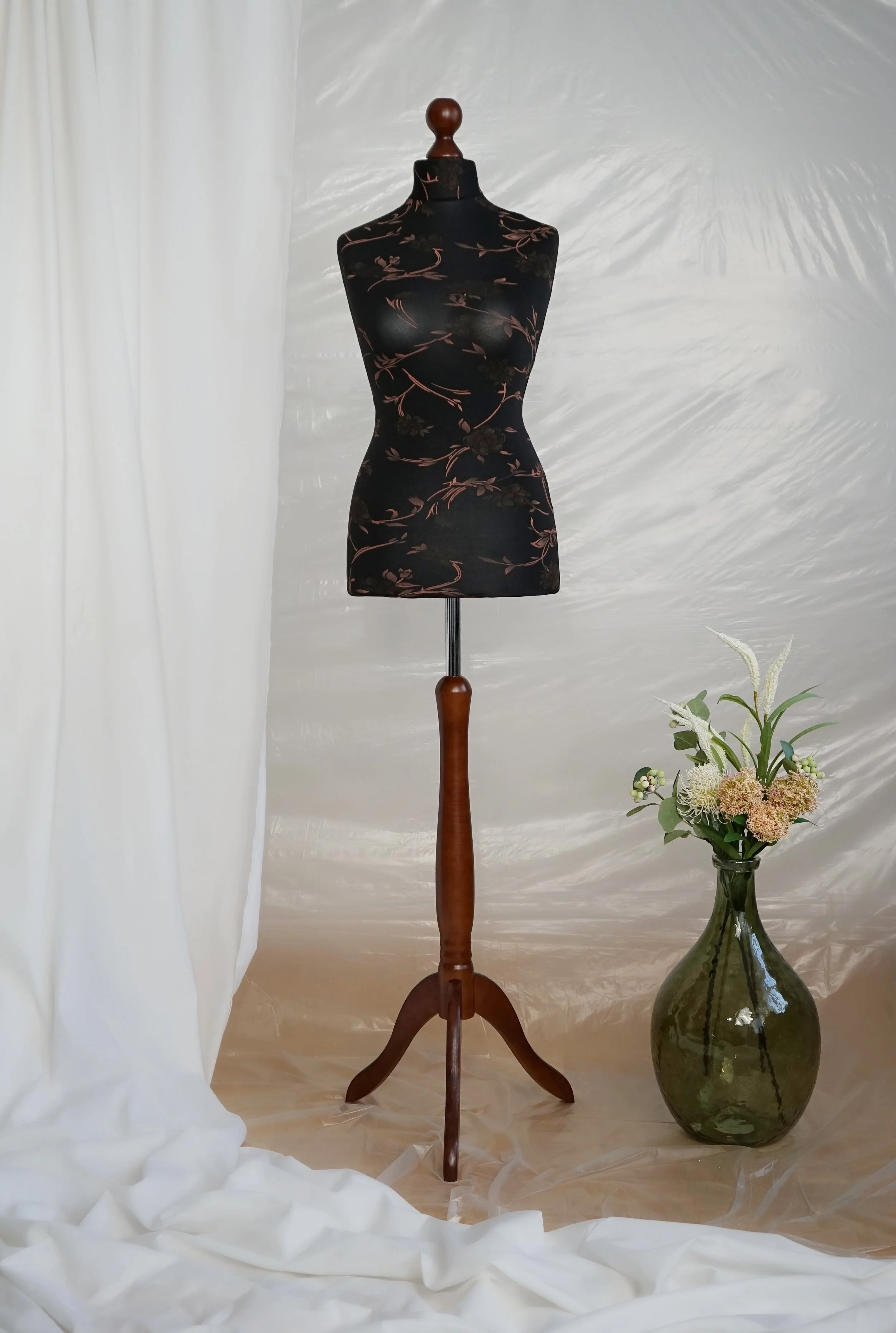 Schneiderpuppe Damen,  Weibliche Schneiderbüste mit dem Überzug in Farbe schwarz mit braunem Muster, Holzdreibein