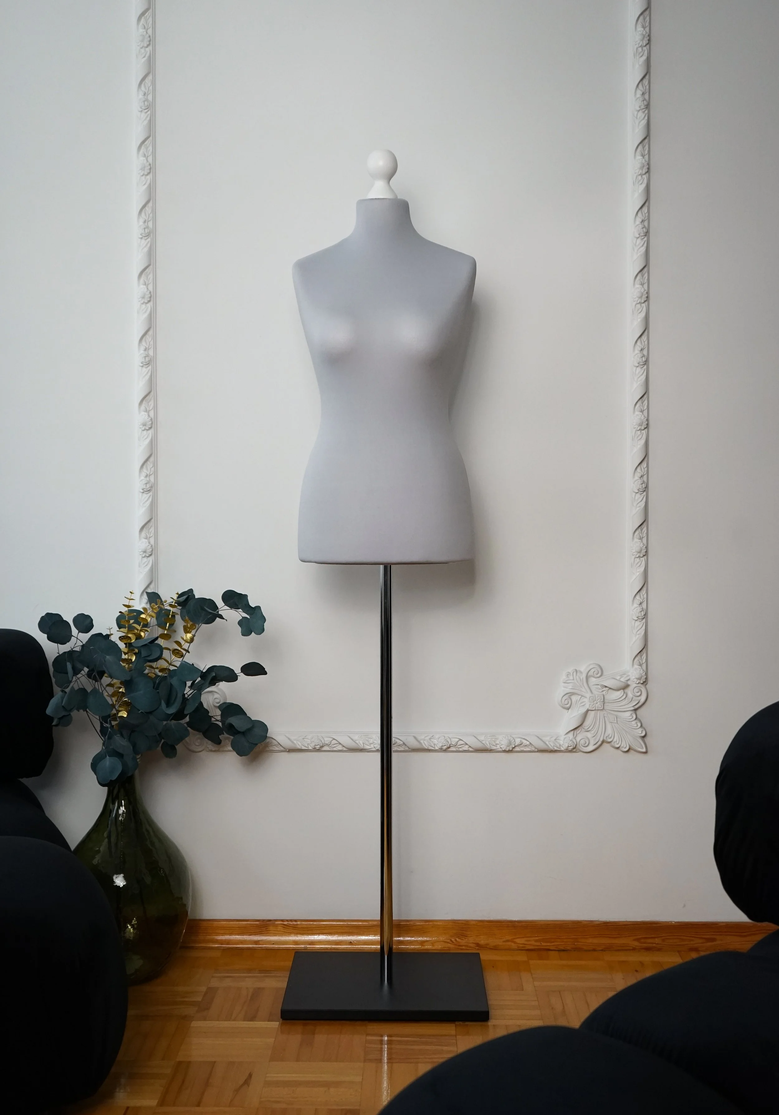 Schneiderpuppe Damen,  Weibliche Schneiderbüste mit grauem Überzug, Holzplatte