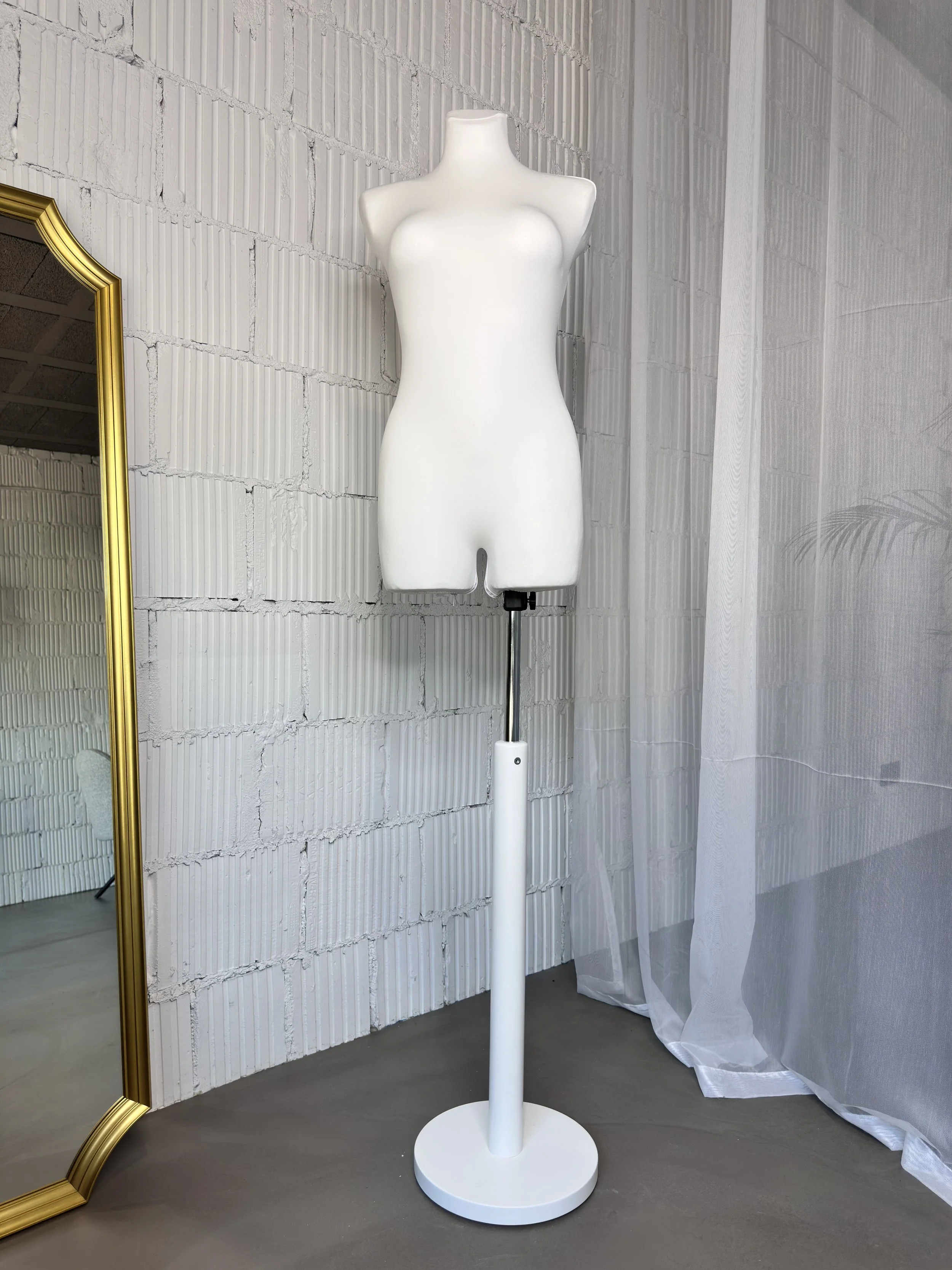 Schneiderpuppe Damen,  Weibliche Schneiderbüste mit weißem Überzug, Holzteller