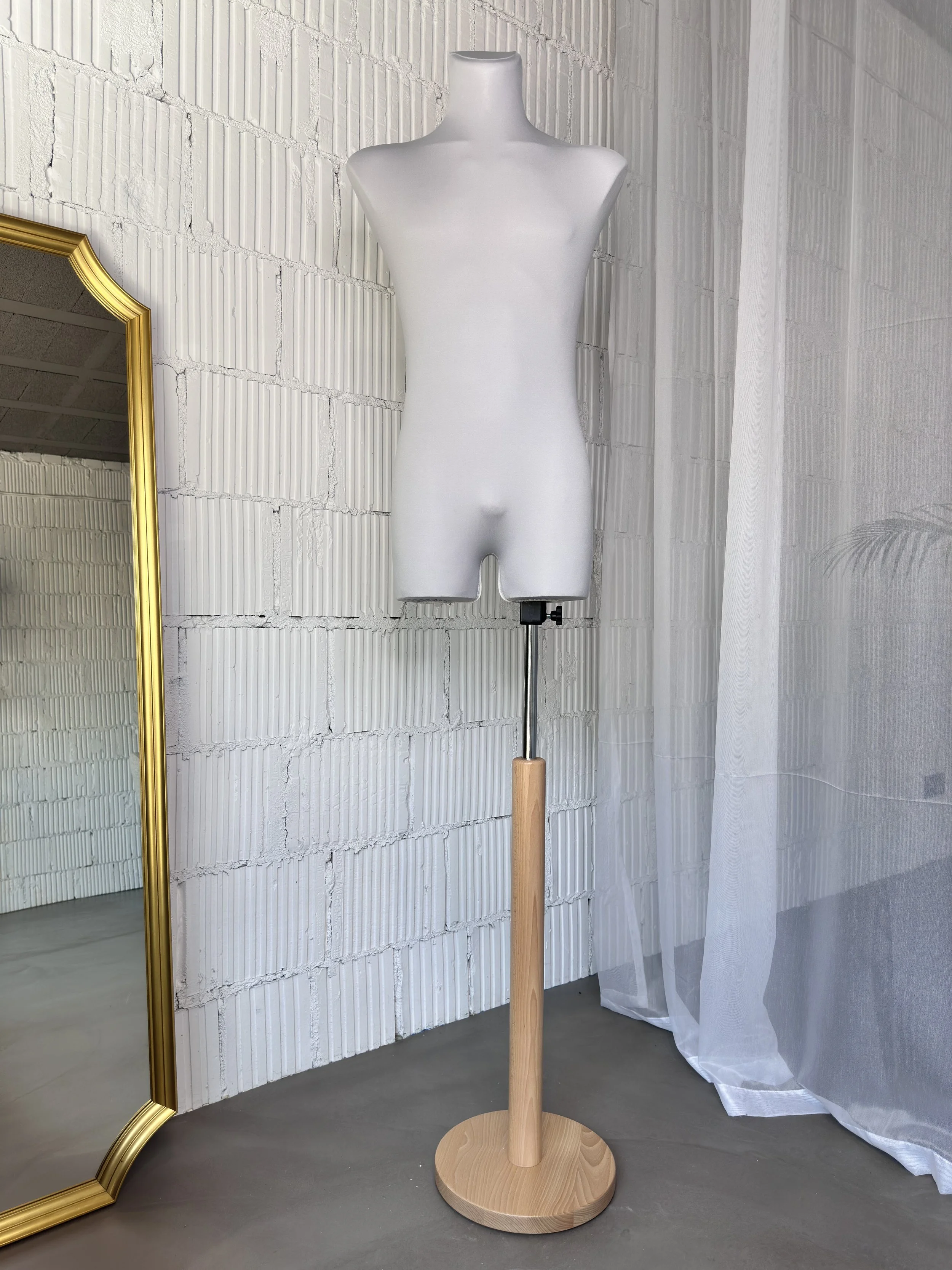 Schneiderpuppe Herren,  Männliche Schneiderbüste mit grauem Überzug, Holzteller