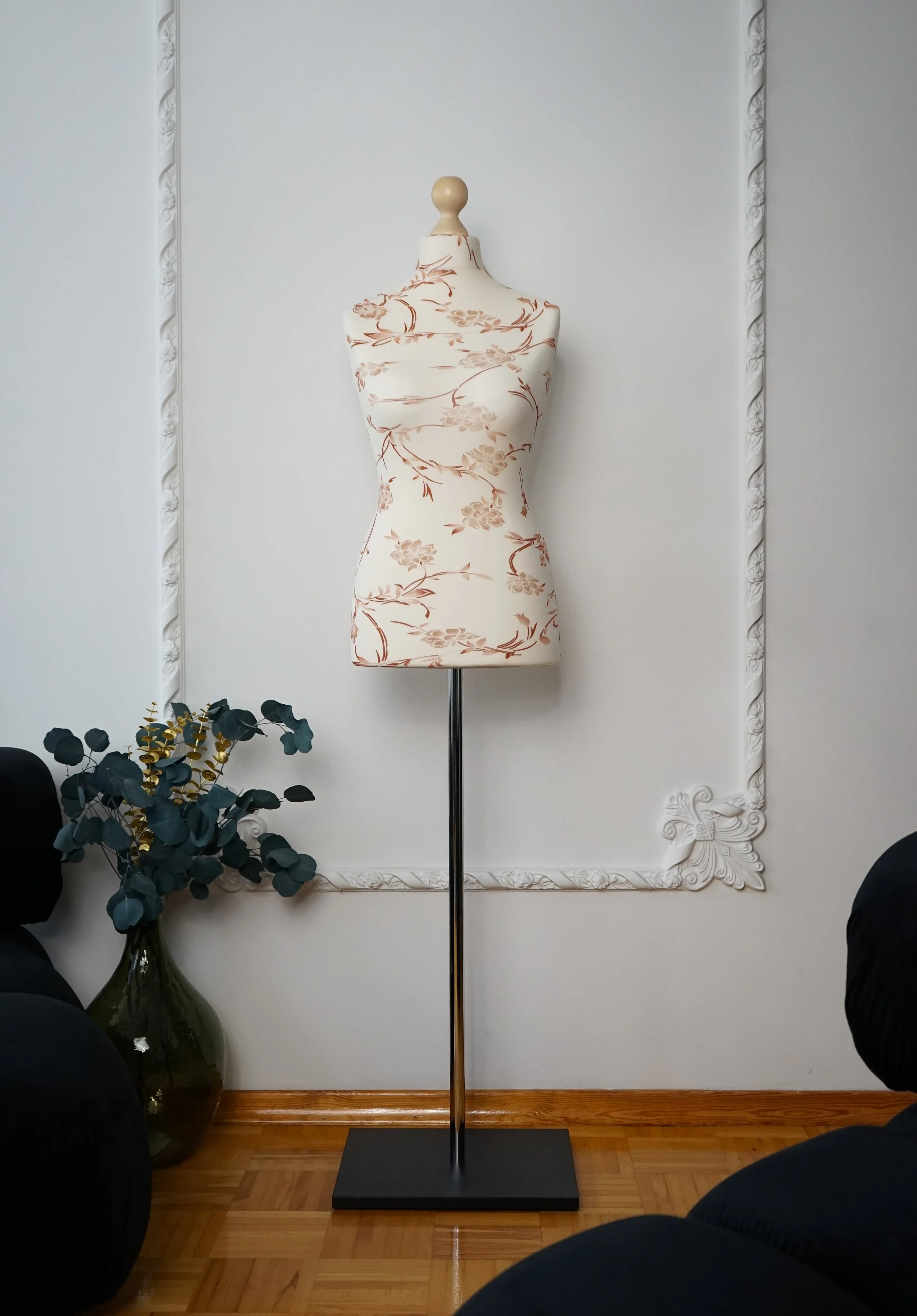 Schneiderpuppe Damen,  Weibliche Schneiderbüste mit dem Überzug in Farbe cream mit braunem Muster, Holzplatte