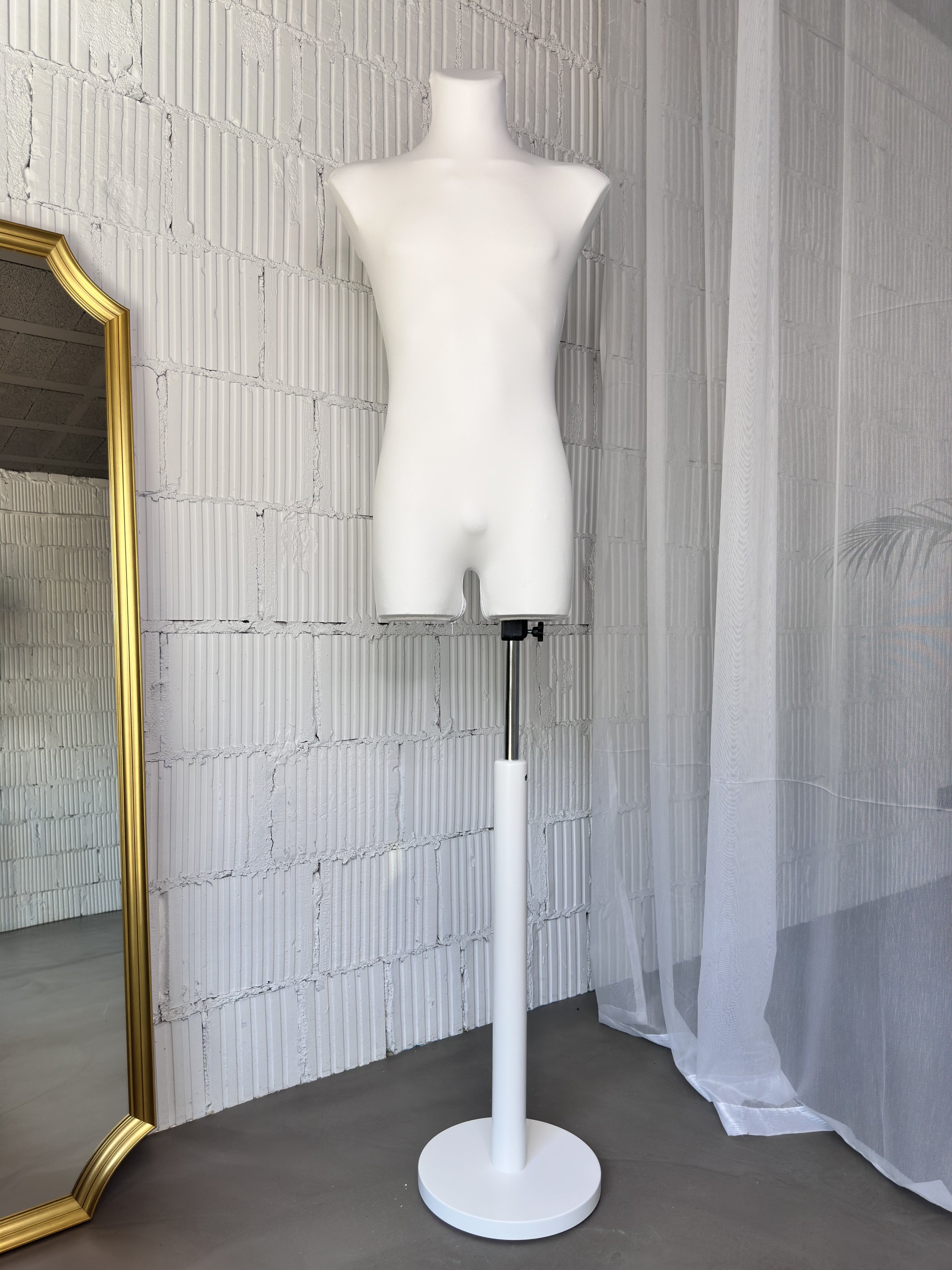 Schneiderpuppe Herren,  Männliche Schneiderbüste mit weißem Überzug, Holzteller