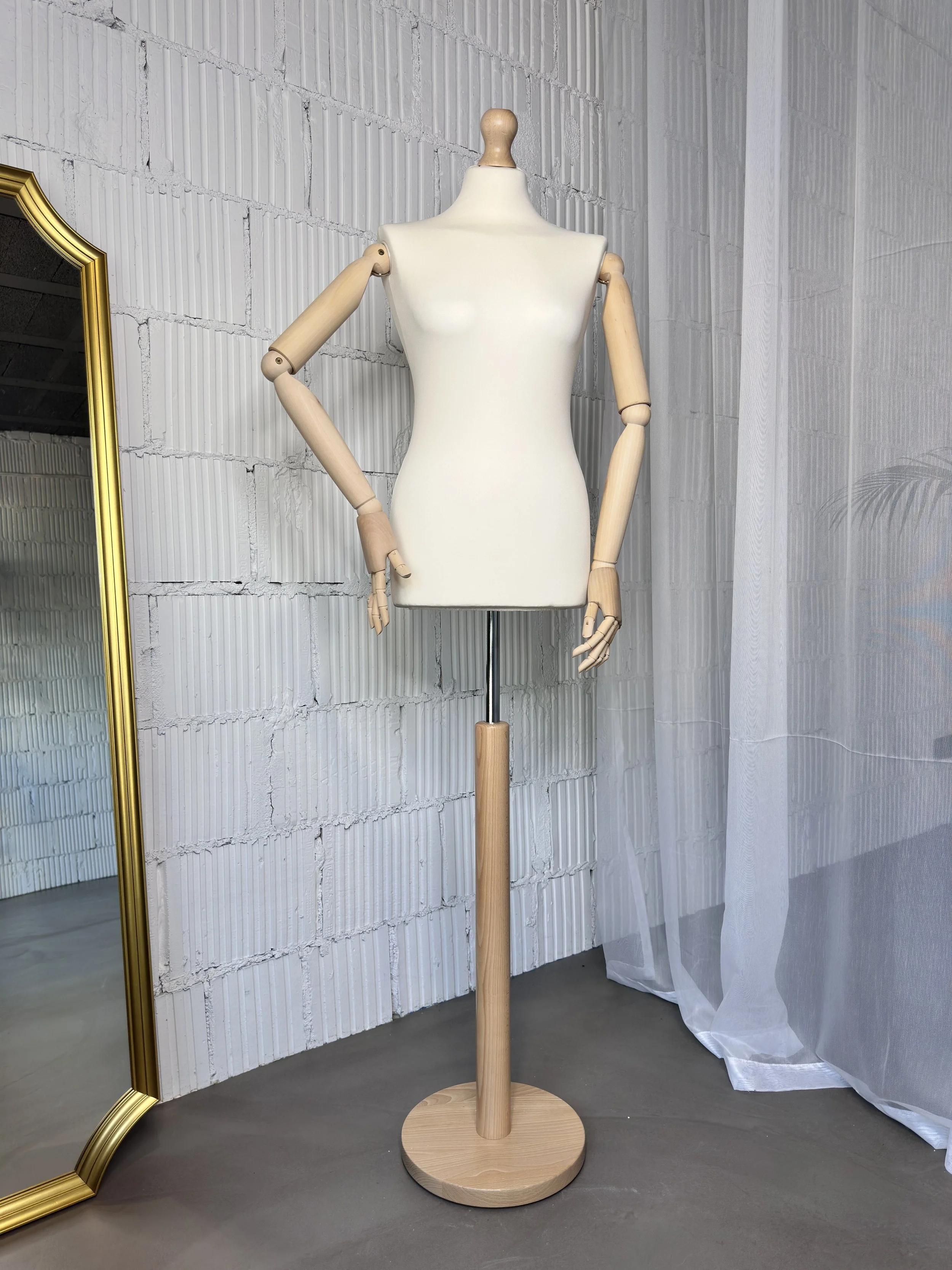 Weibliche Schaufensterpuppe mit Holzarme - Schneiderpuppe für Damen, Kleidform für Schaufenster & Design, Schaufensterpuppe