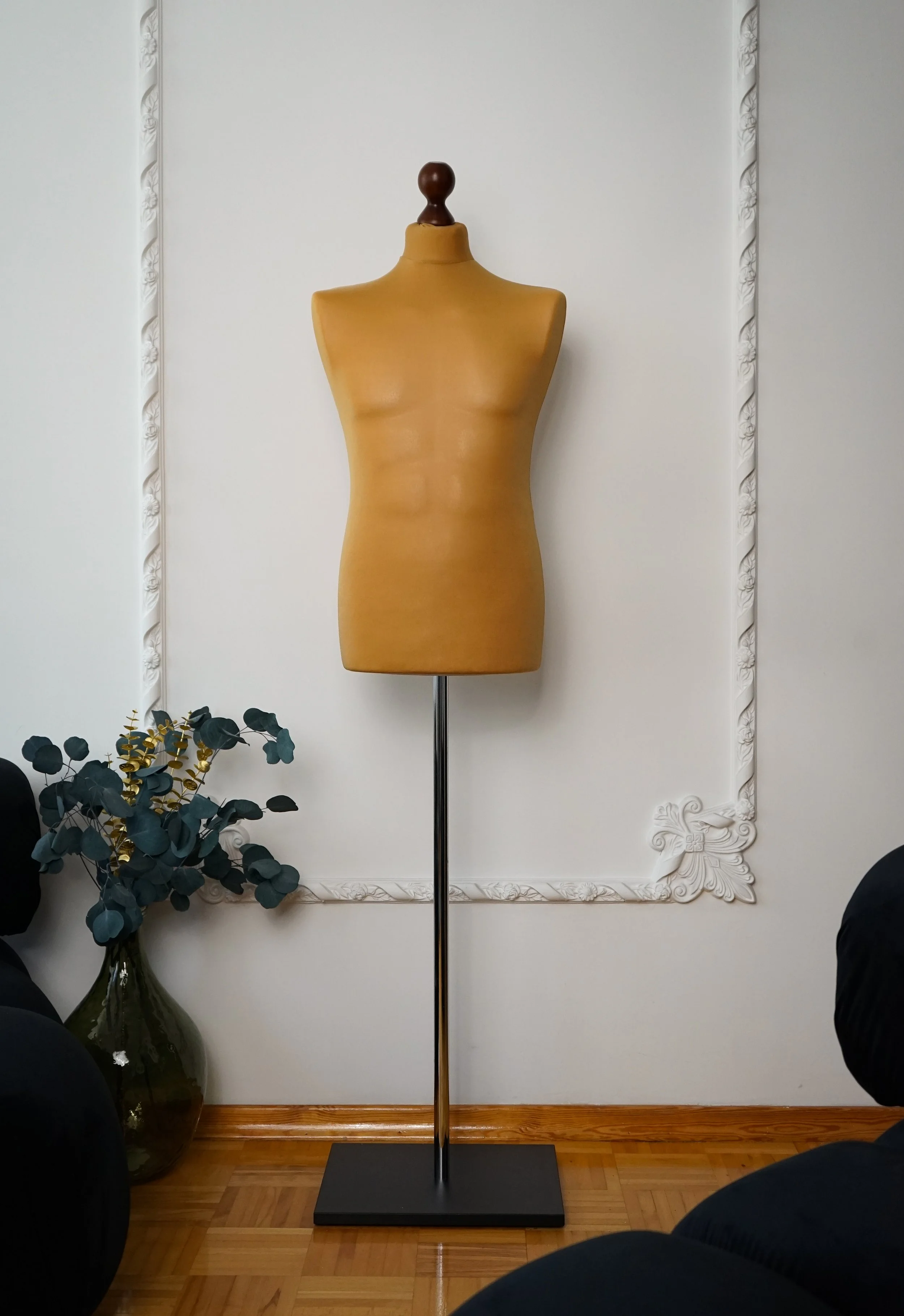 Schneiderpuppe Herren,  Männliche Schneiderbüste mit beigem Überzug, Holzplatte