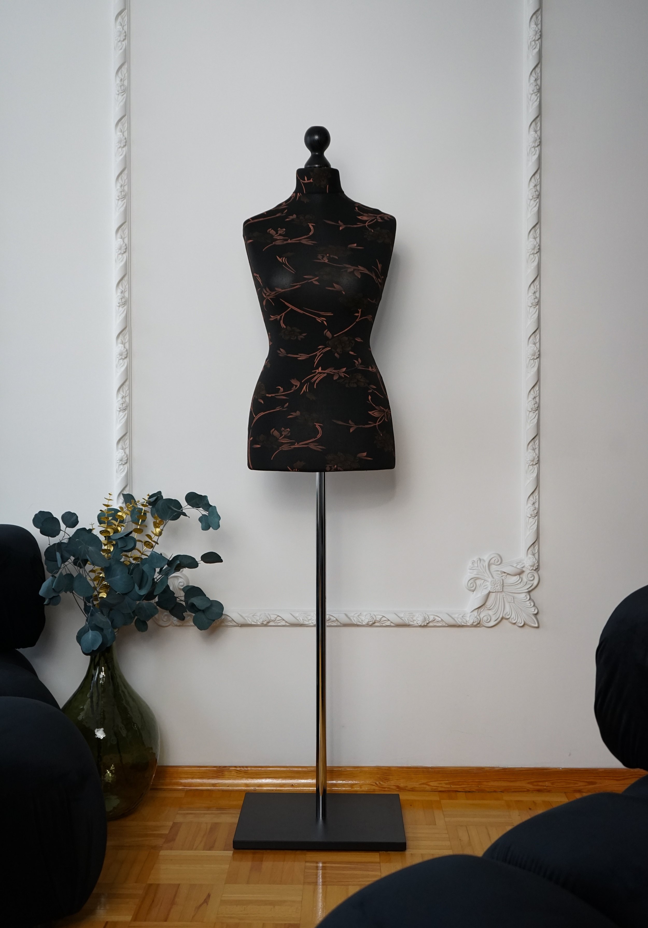 Schneiderpuppe Damen,  Weibliche Schneiderbüste mit dem Überzug in Farbe schwarz mit braunem Muster, Holzplatte