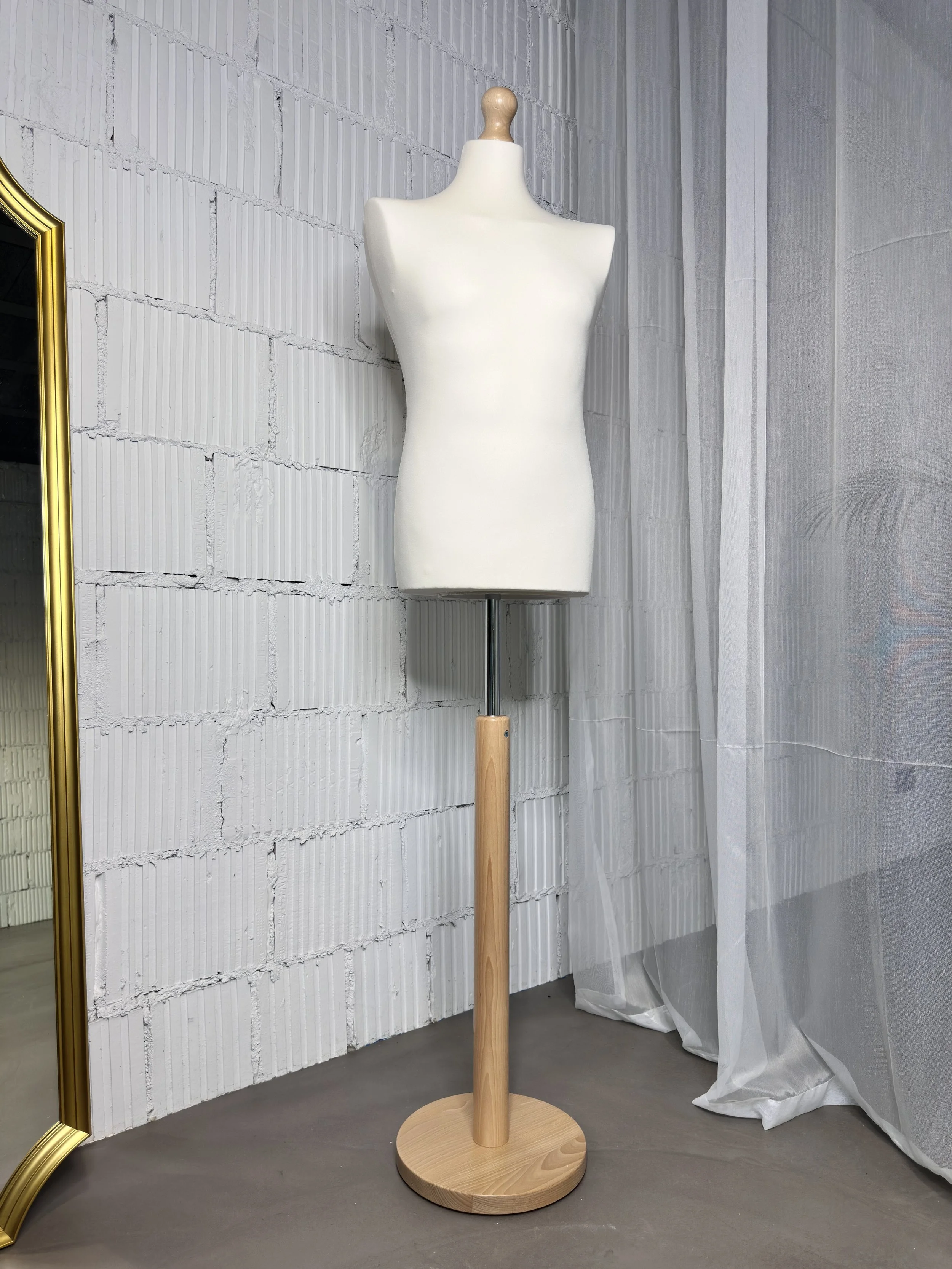 Schneiderpuppe Herren,  Männliche Schneiderbüste mit Überzug in Farbe cream, Holzteller