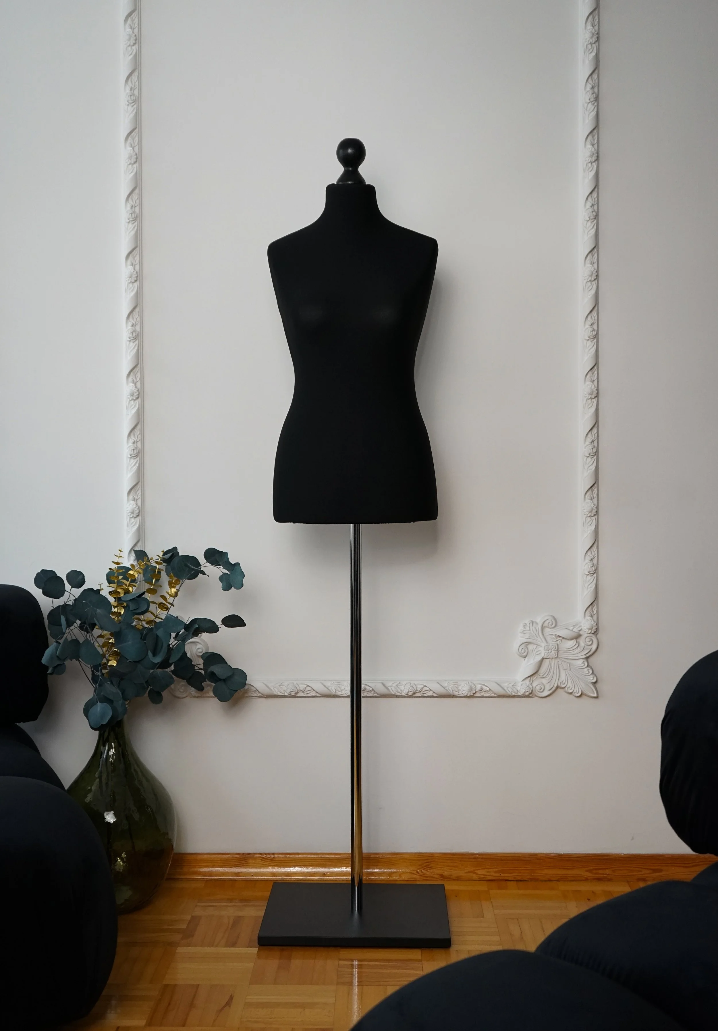 Schneiderpuppe Damen,  Weibliche Schneiderbüste mit schwarzem Überzug, Holzplatte