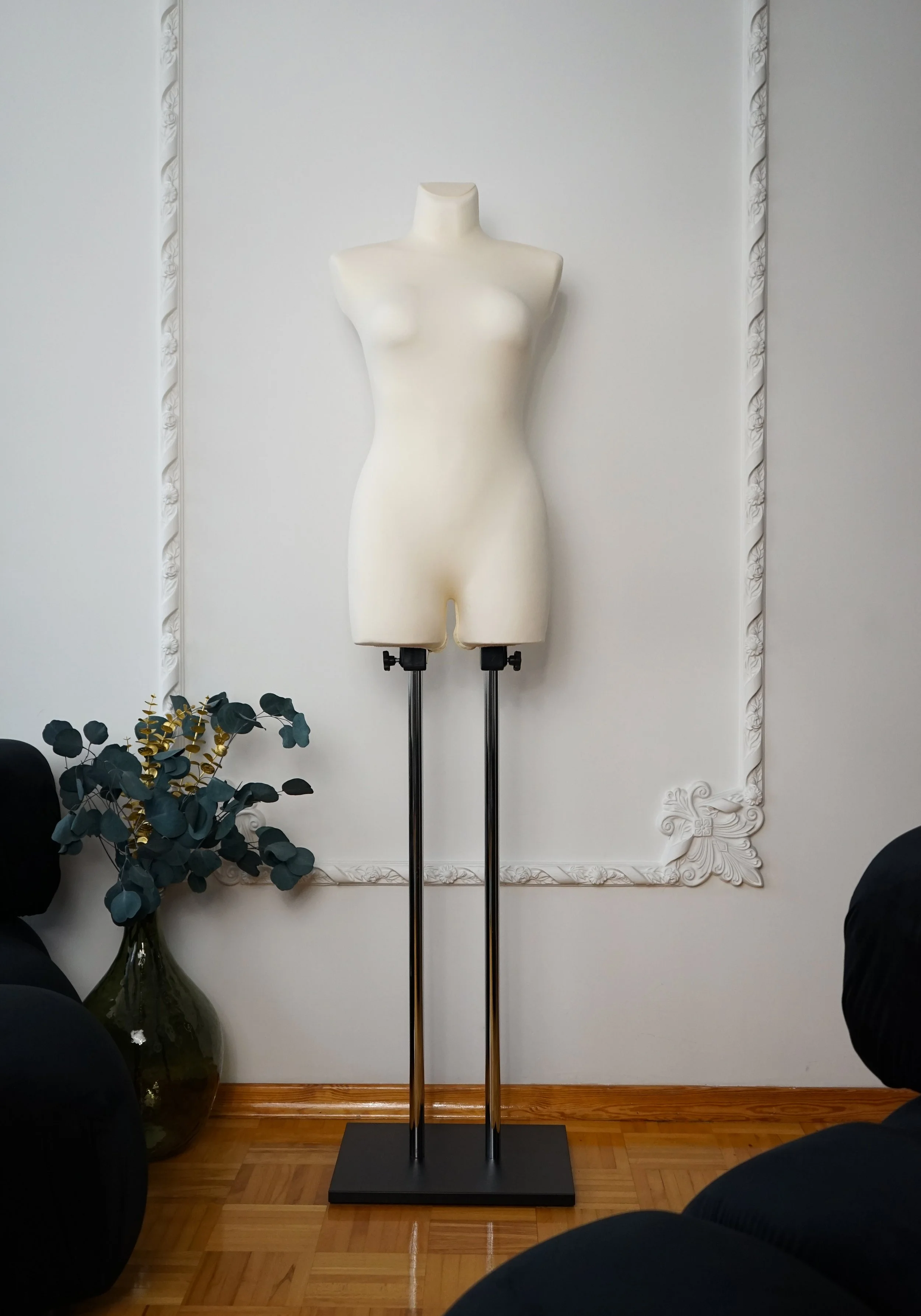 Schneiderpuppe Damen,  Weibliche Schneiderbüste mit Überzug in Farbe cream, Holzplatte