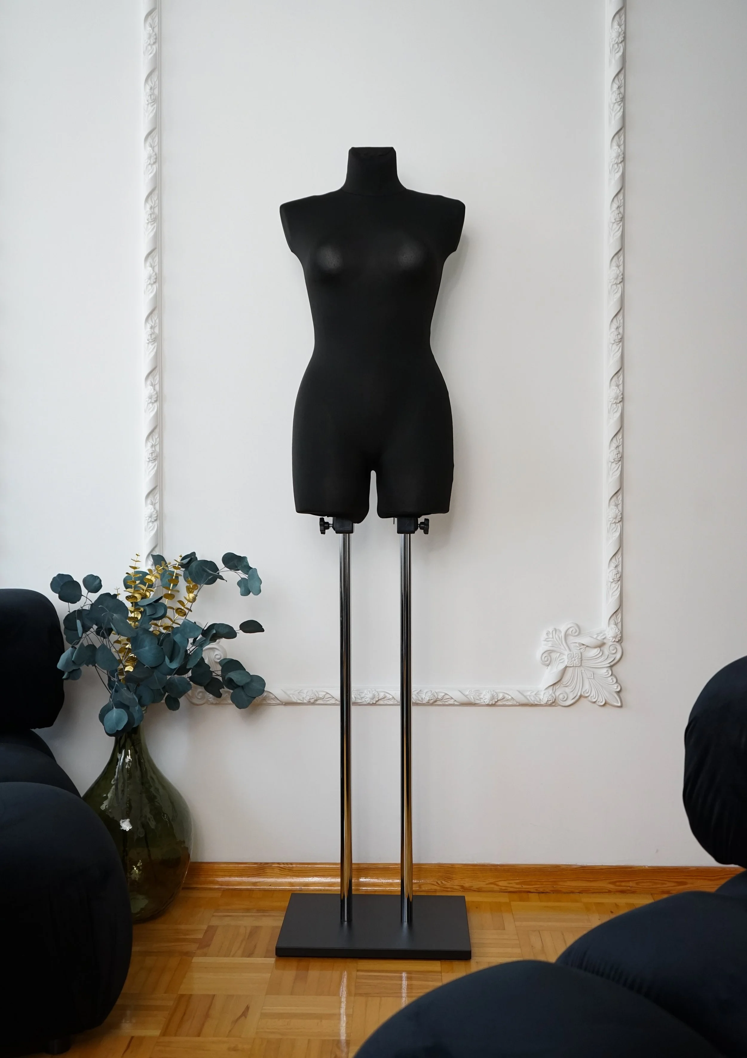 Schneiderpuppe Damen,  Weibliche Schneiderbüste mit schwarzem Überzug, Holzplatte